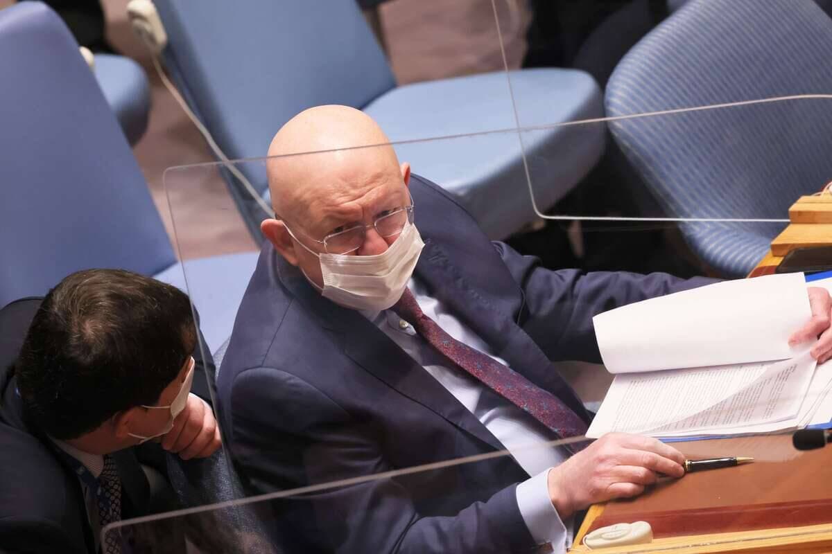 Dmitry Polyanskiy, Premier Vice-Représentant permanent de la Russie auprès de l'Organisation des Nations Unies, et l'Ambassadeur Vasily Nebenzia, Représentant permanent de la Fédération de Russie, parlent alors qu'ils attendent le début d'un Conseil de sécurité des Nations Unies pour discuter du conflit entre la Russie et l'Ukraine au siège des Nations Unies le 11 mars 2022 à New York.