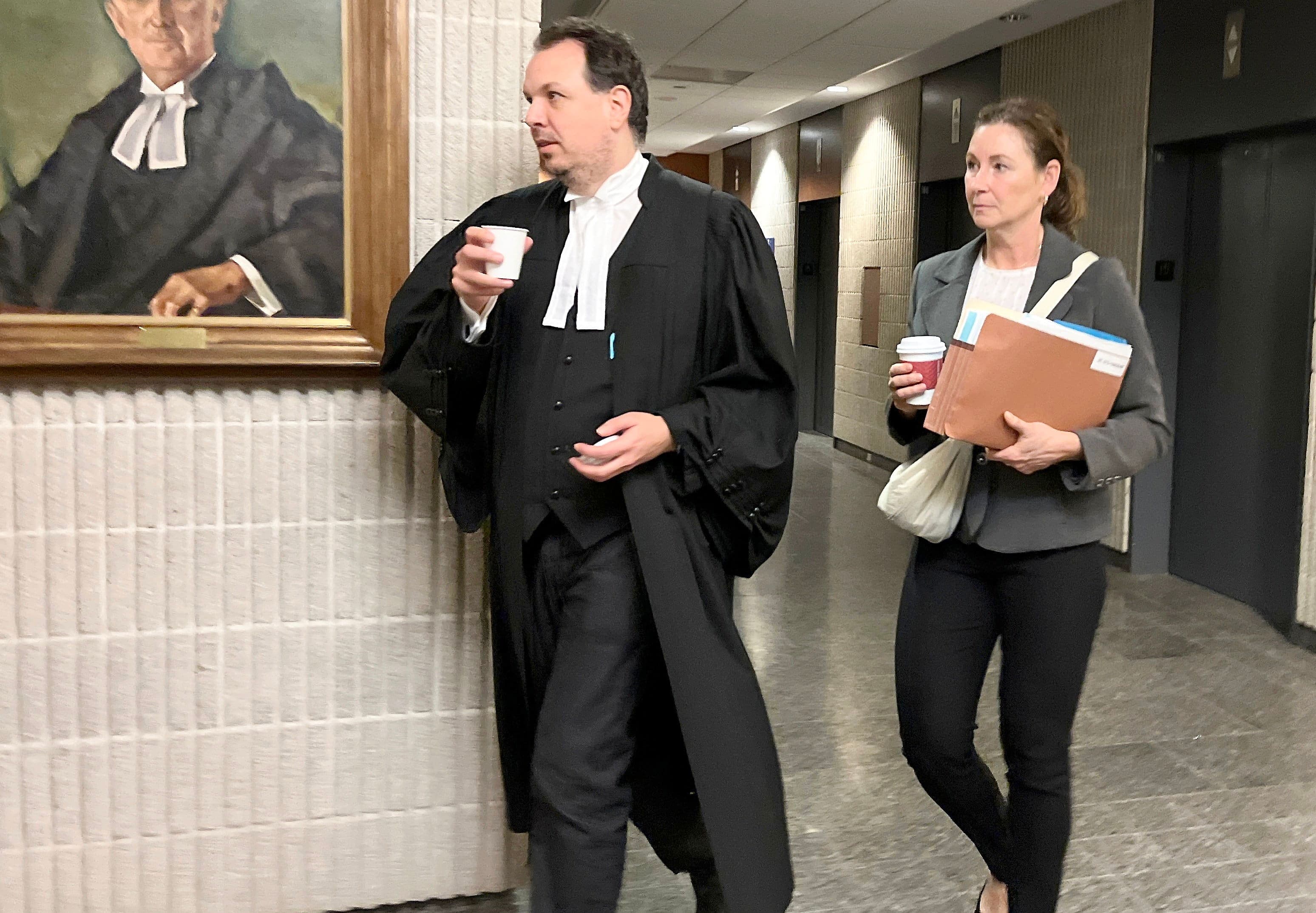 L’enquêteuse de la police de Montréal Brigitte Dufresne, lors de son passage au palais de justice de Montréal ce jeudi 8 février 2024, afin de témoigner au procès de policiers de la Sûreté du Québec à Val-d'Or qui poursuivent en diffamation Radio-Canada pour 2,9 M$. PHOTO MICHAËL NGUYEN