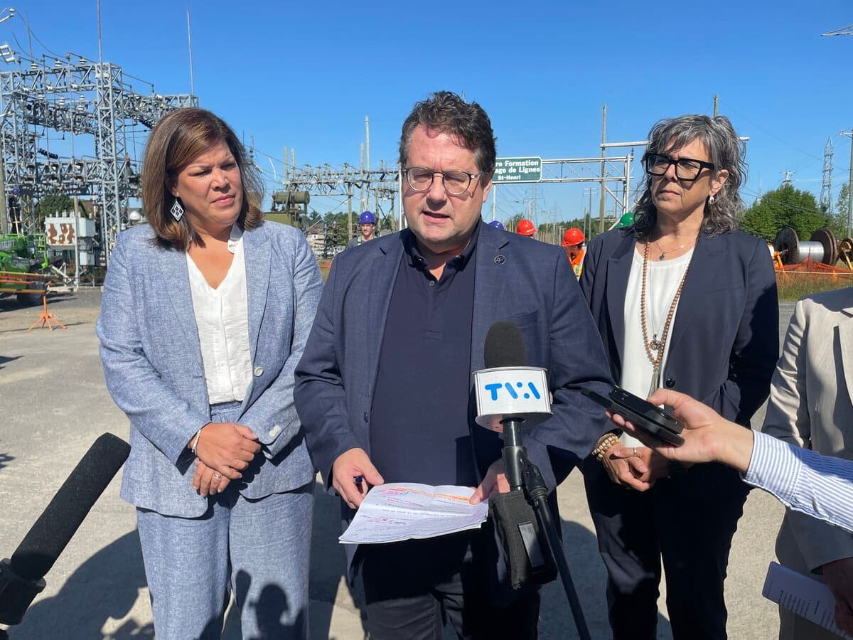 L'annonce de ce partenariat a été faite par le ministre de l'Éducation, Bernard Drainville, jeudi, que l'on voit ici en compagnie de la ministre de l'Emploi, Kateri Champagne Jourdain, et de la directrice générale du Centre de services scolaire des Navigateurs, Suzie Lucas. La présidente-directrice générale d'Hydro-Québec, Claudine Bouchard, a aussi participé à l'annonce.