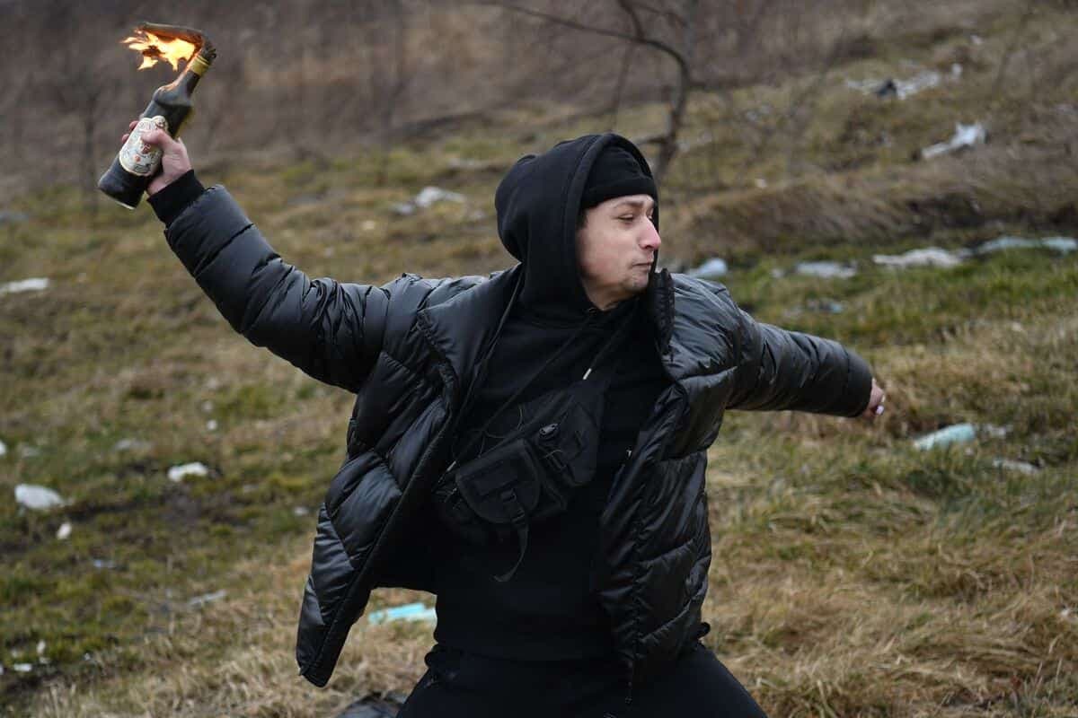 Un jeune homme lance un cockatil Molotov durant un cours d'autodéfense civil près de Lviv, en Ukraine.