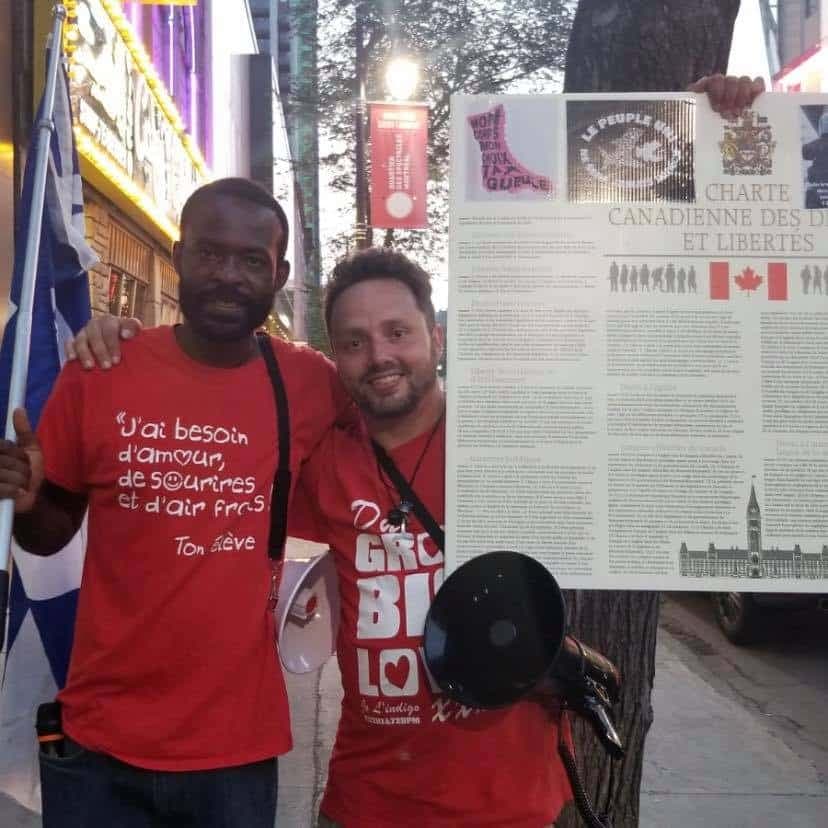 Jonathan Blanchette en compagnie de François Amalega-Bitondo, un militant antivaccin ayant cumulé plus de 98 000$ d’amende pour non-respect des mesures sanitaires durant la pandémie.