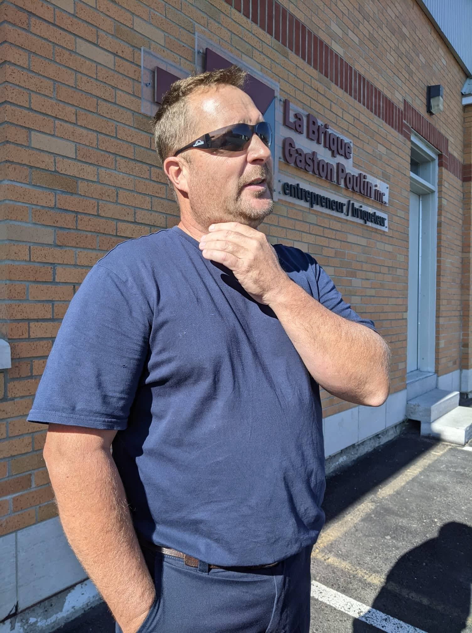 Sur place, le propriétaire du commerce voisin, David Poulin, a été l’un des premiers à porter secours, notamment à un travailleur coincé sur le toit.