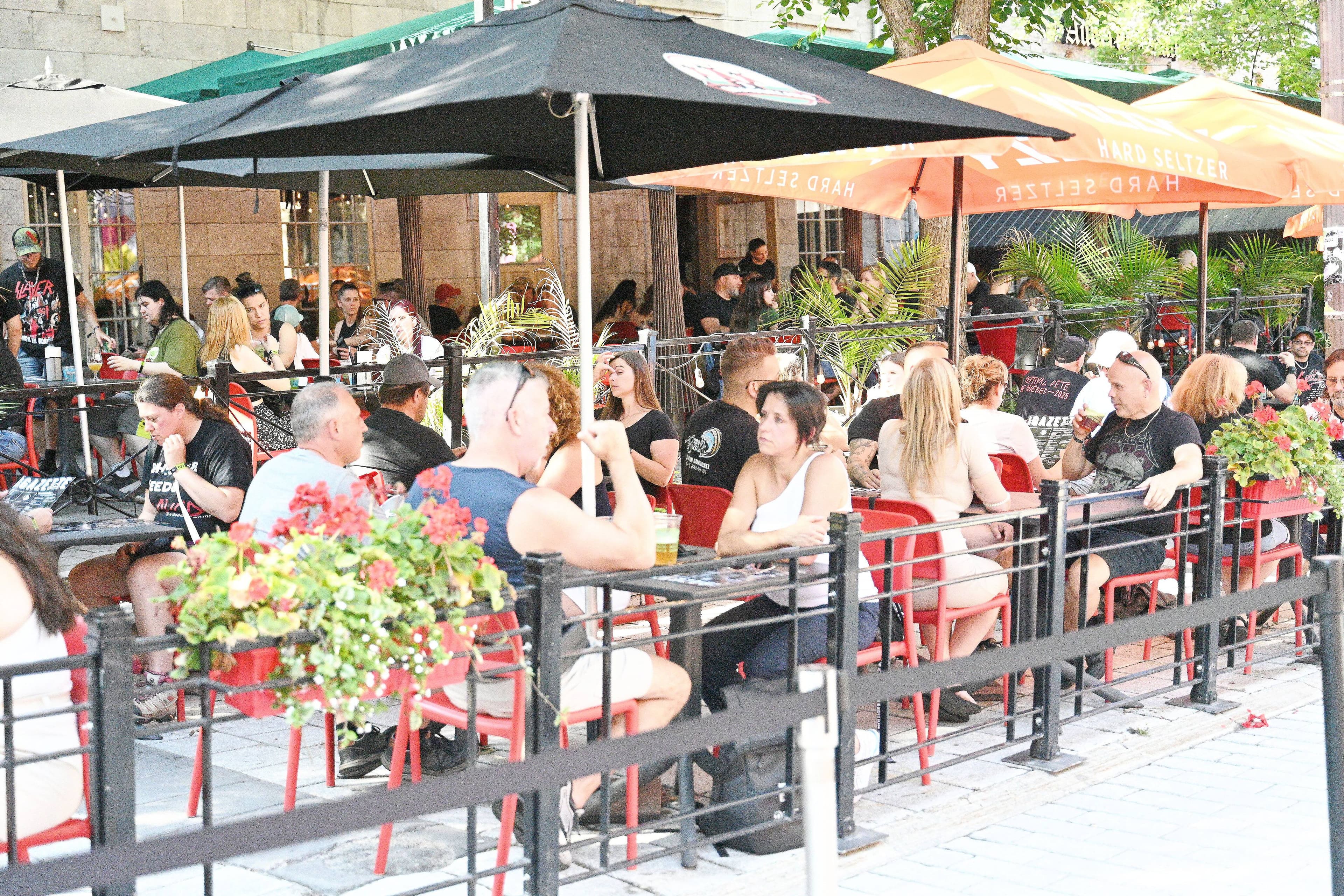 Il y avait du monde sur les terrasses de Grande Allée vendredi.