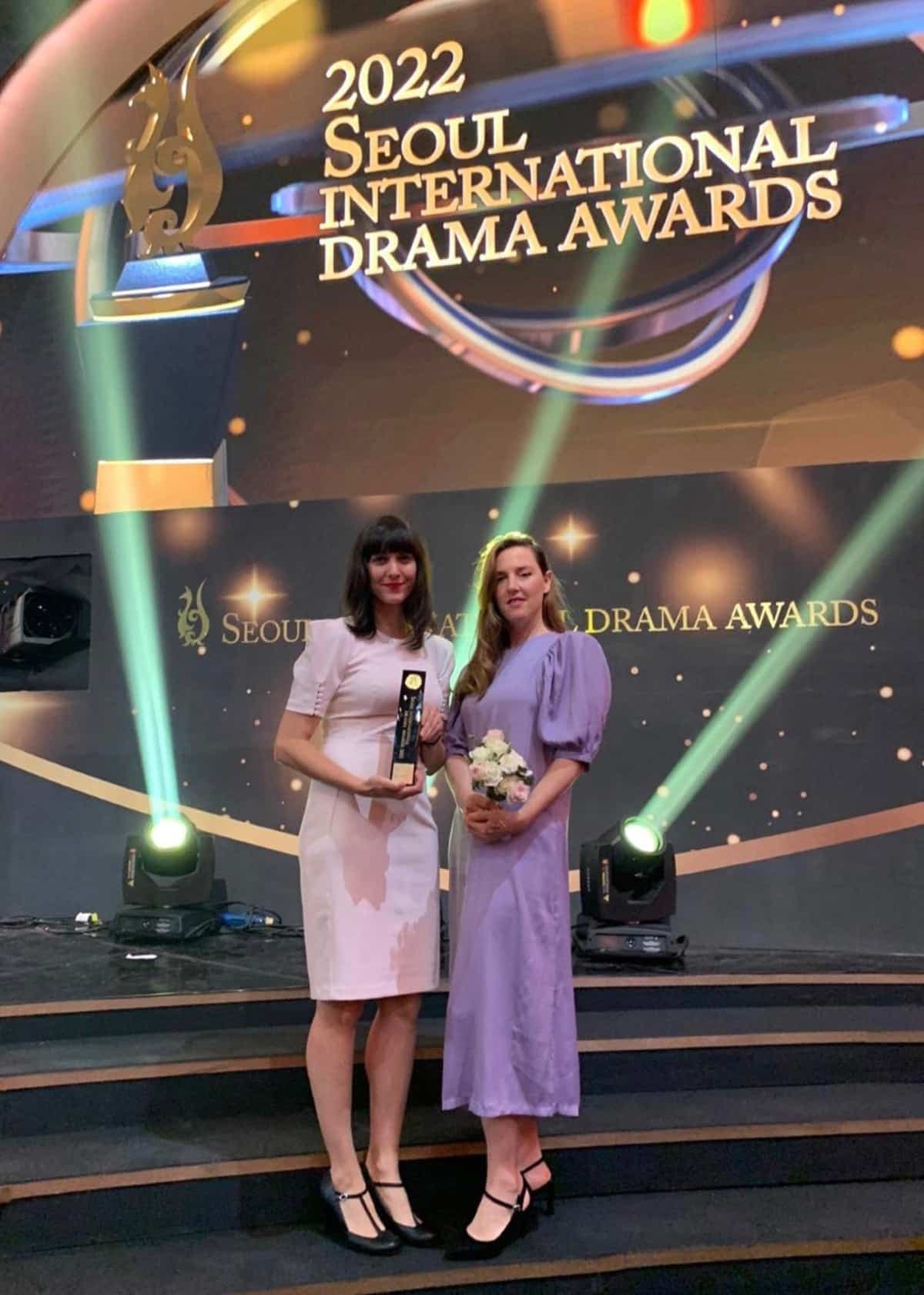 La productrice de Trio Orange Julia Langlois en compagnie de Florence Longpré, qui cosigne le scénario avec Suzie Bouchard, après la cérémonie à Séoul.