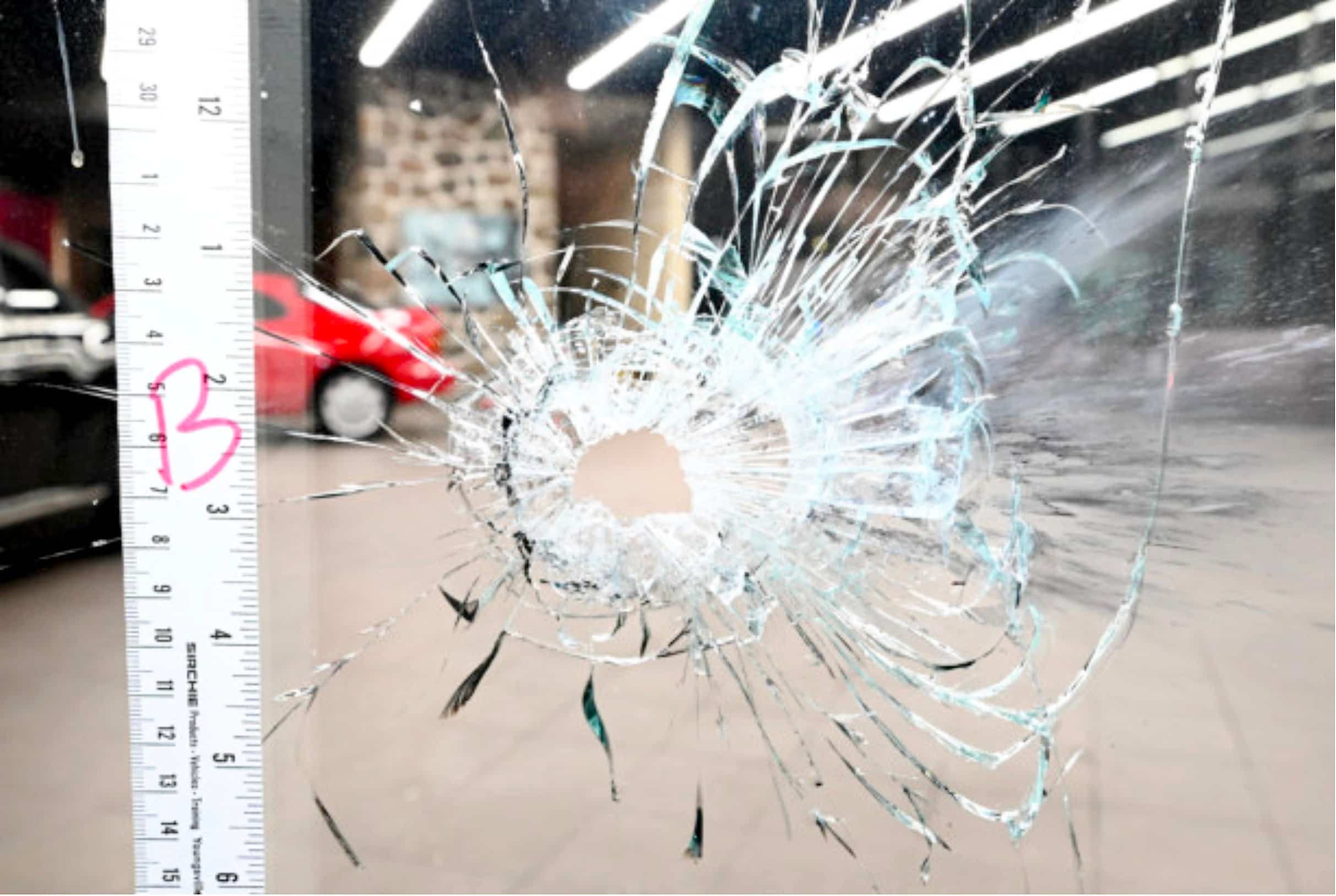 Le 4 septembre 2023, des tireurs ont fait feu sur la devanture du concessionnaire Gestion Automobile Plus, à Montréal-Est. Le gérant du commerce est Marco Pizzi, un influent membre du crime organisé à Montréal.