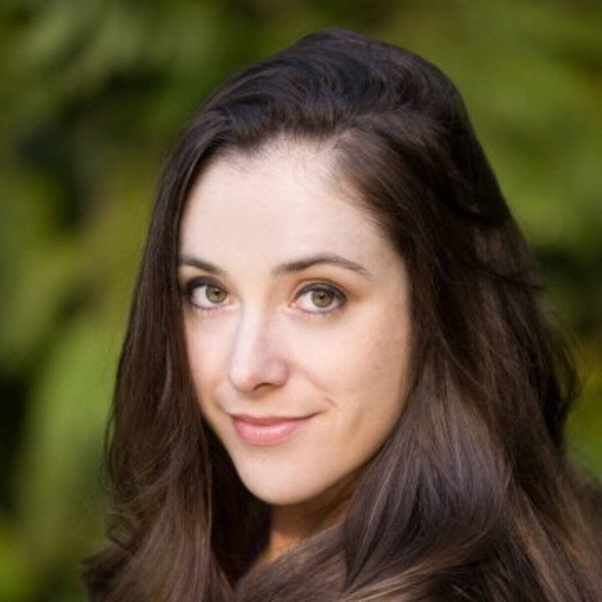 Sarah Hawley est archéologue et autrice de romances avec une touche de fantasy.