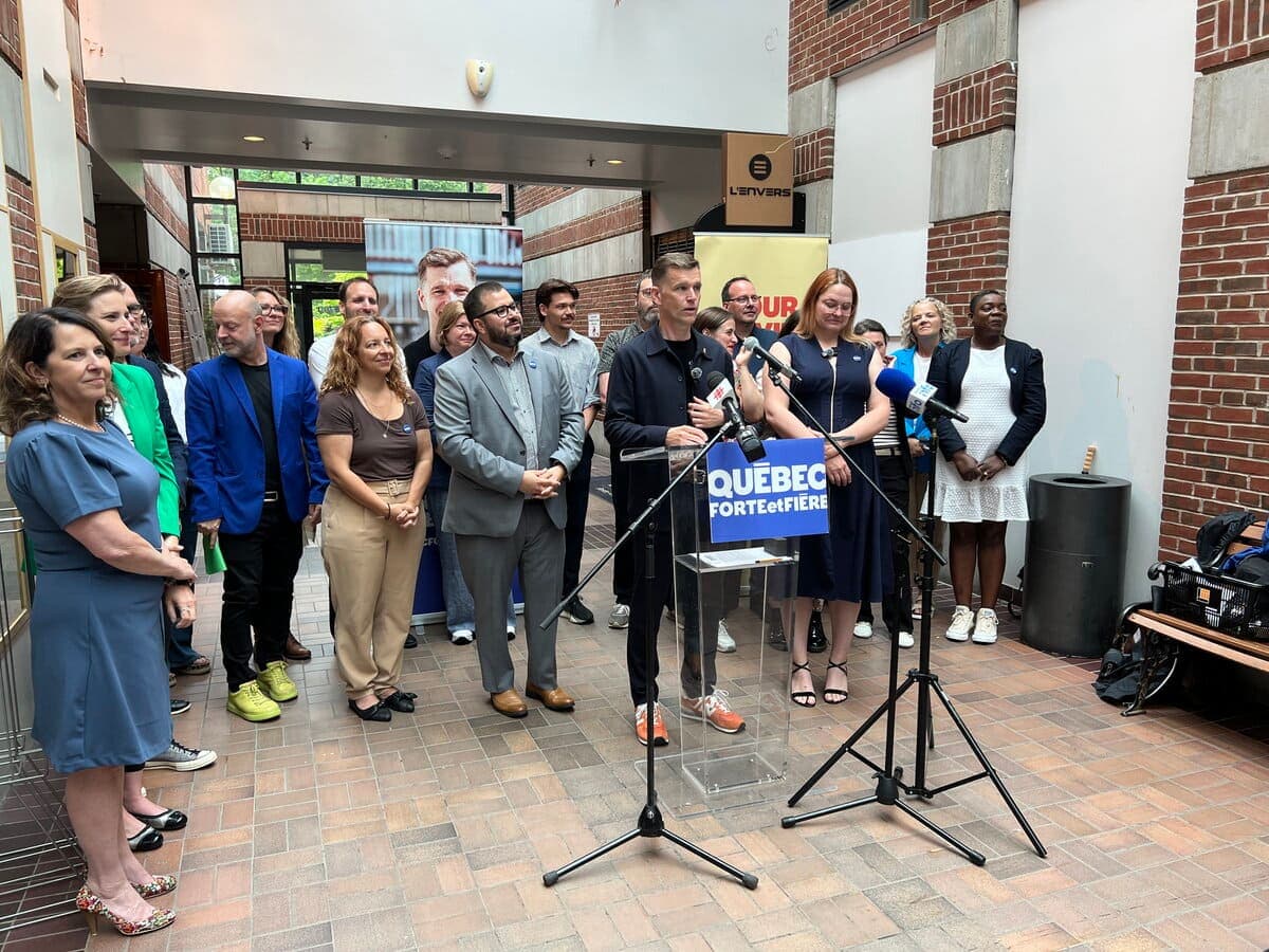 Bruno Marchand, chef de Québec Forte et Fière, est le premier chef de parti à présenter une équipe complète de 21 candidats aux postes de conseillers municipaux pour les élections de novembre 2025.