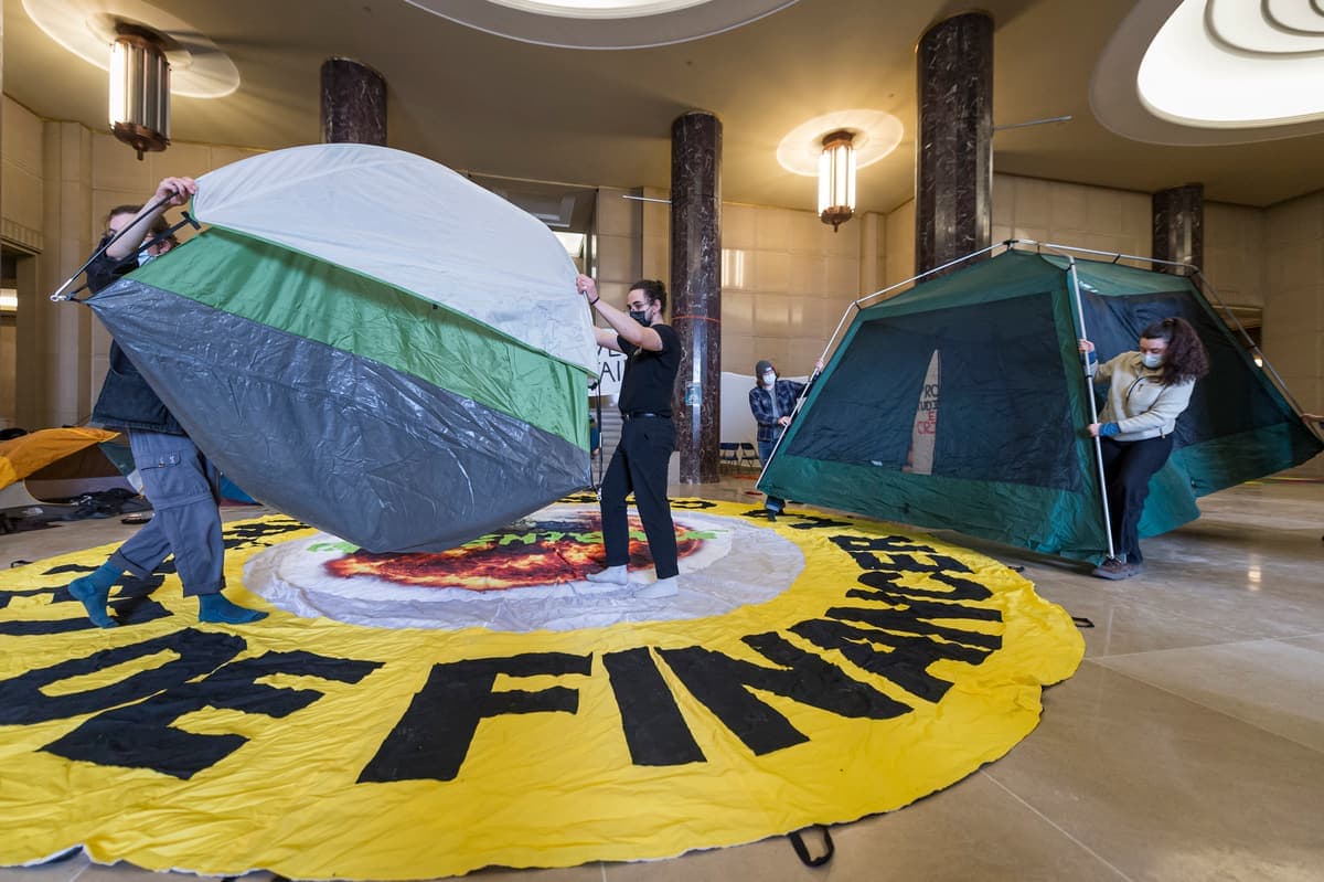 Les étudiants lors de l'installation de leur campement à l'UdeM