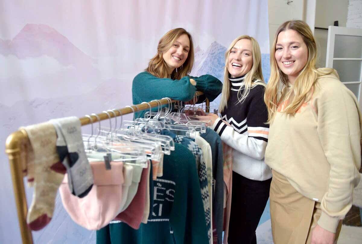 Les trois sœurs Maxime, Justine et Chloé Dufour-Lapointe ont lancé, jeudi, leur nouvelle collection Tissées serrées qui sera disponible à compter du 11 novembre prochain.