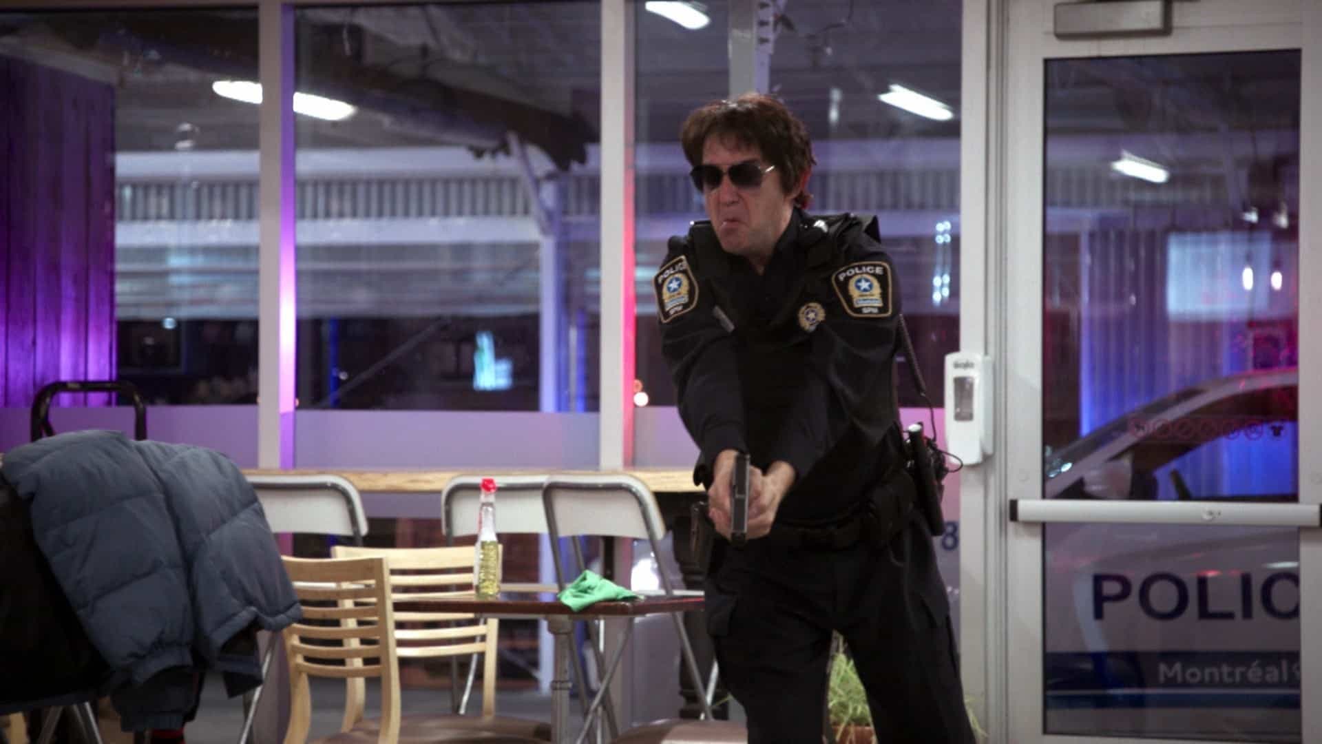 Un faux policier débarque dans un restaurant et ouvre le feu dans la finale de la première saison d'Indéfendable.