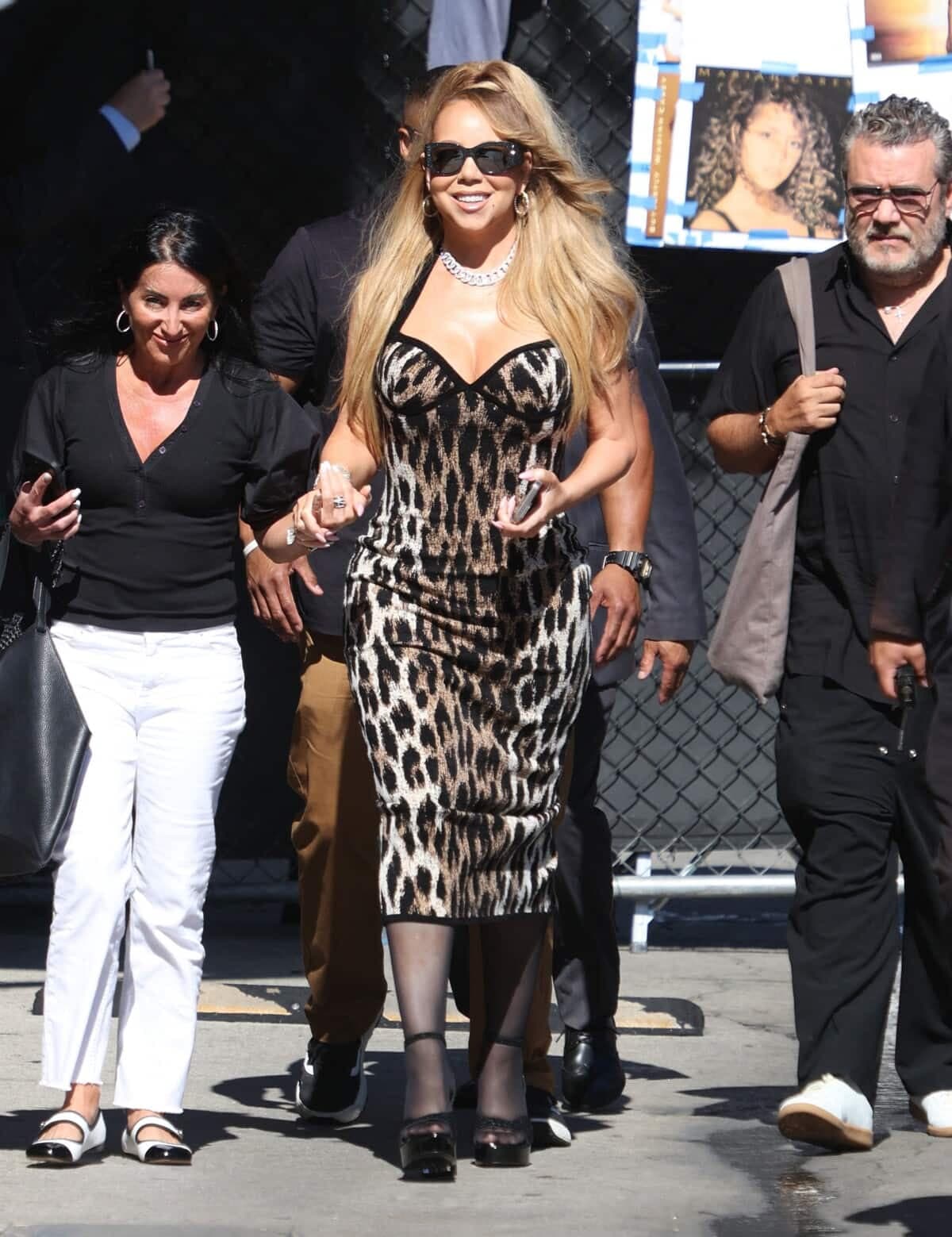 Mariah Carey, dans une silhouette à imprimé animal, se rend chez Jimmy Kimmel pour promouvoir son nouvel album. Le 24 juillet 2025.