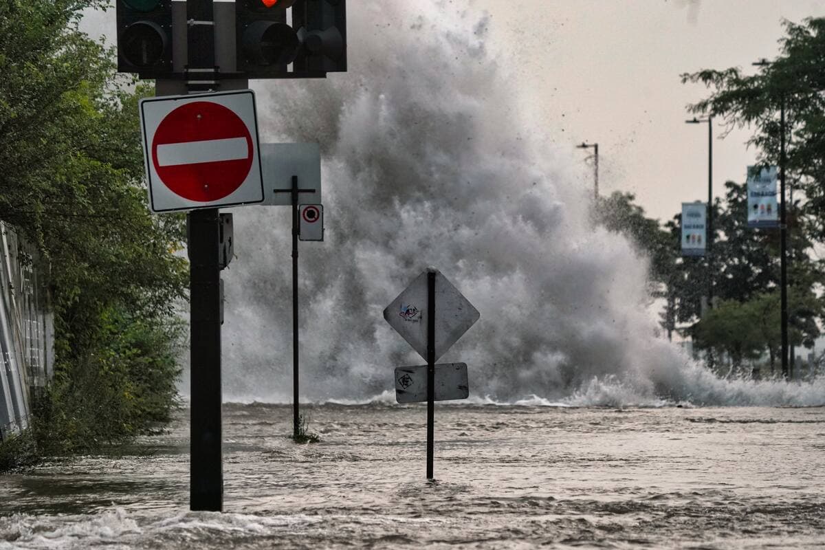 Un bris d’aqueduc sous le boulevard René-Lévesque avait causé un impressionnant geyser à Montréal, le 16 août 2024, provoquant de nombreux dommages pour les entreprises et les résidents du coin.