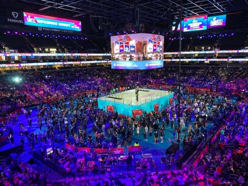 Environ 10 000 spectateurs ont pris d’assaut le Footprint Center de Phoenix, pour épier les joueurs lors de leurs séances d’entrevue.