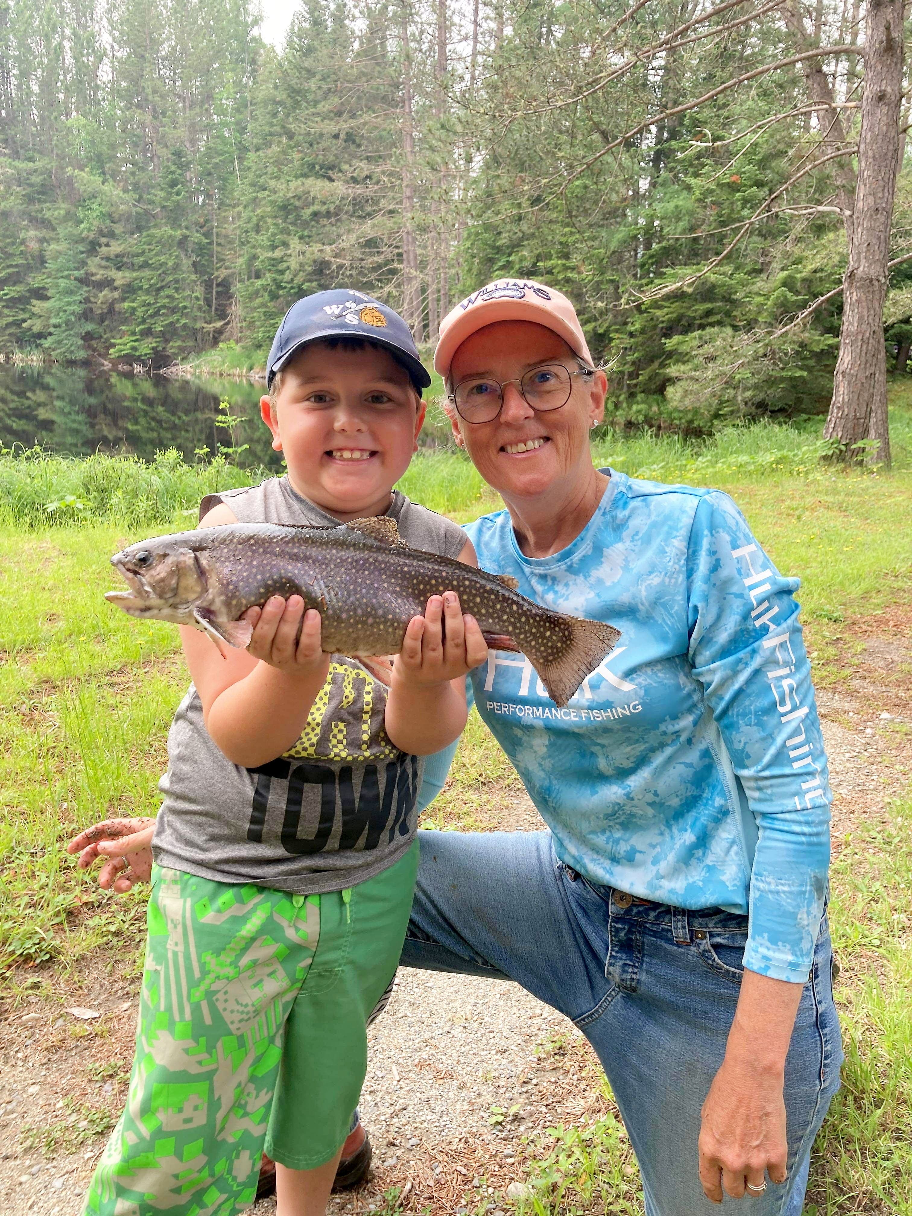 Sharon Gautrey est fière de son équipe et de tous les efforts qui ont été déployés pour avoir permis à Brecks inc. de vendre plus de 30 millions de leurres au fil du temps. On la voit ici avec son neveu Zachary et une belle mouchetée déjouée avec une de ses offrandes préférées, la Williams Wabler bleue électrique W30EB.