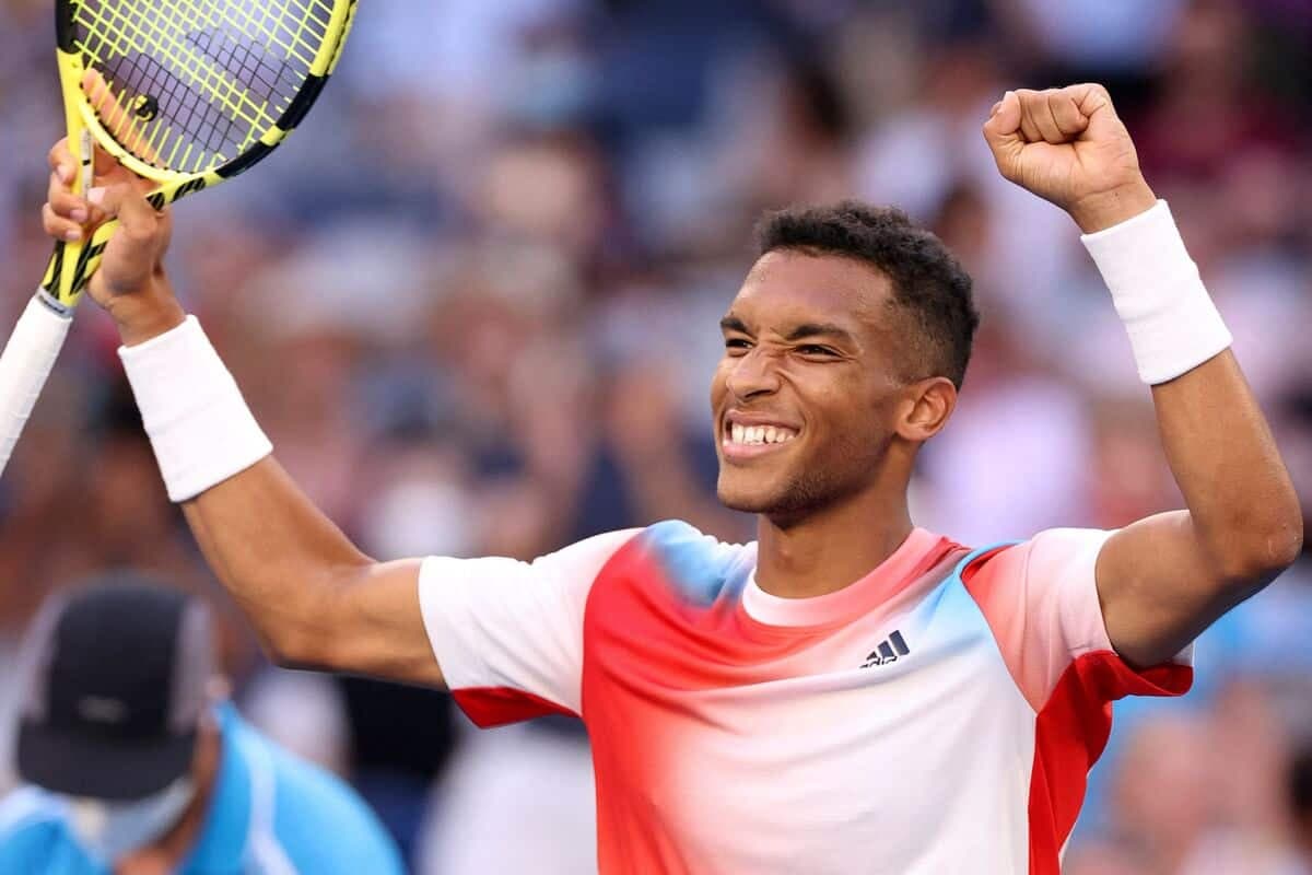 Félix Auger-Aliassime a éclaté de joie après avoir aisément disposé du Britannique Daniel Evans, à Melbourne.