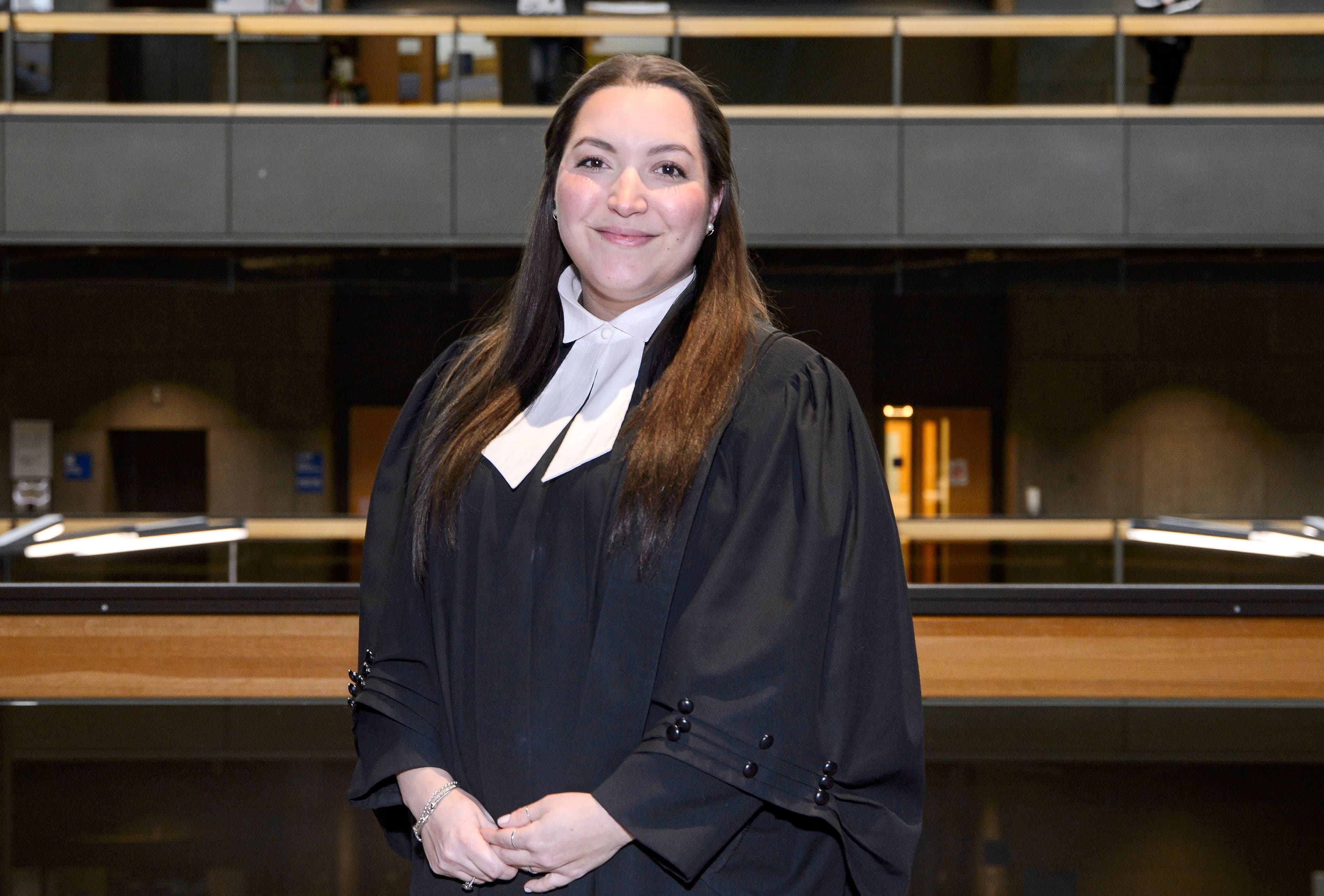 La procureure de la Couronne Kahina Rougeau Daoud, photographiée ici au palais de justice de Montréal, mentionne que les personnes soupçonnées de crimes dans un contexte d’abus physiques sur des enfants n’ont pas de profil type.