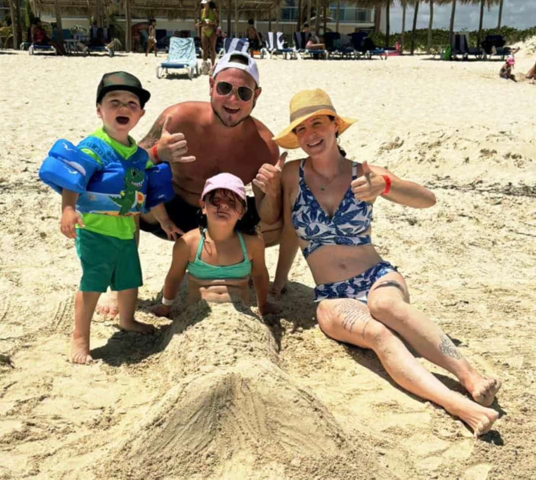 Karina Charlebois et son conjoint David Dagenais, ainsi que leurs enfants Nathan et Jasmyne, ont profité de la plage à Cuba avant d’apprendre que leur vol de retour était annulé en raison de la grève des agents de bord d’Air Canada. Leur séjour a viré en «cauchemar».