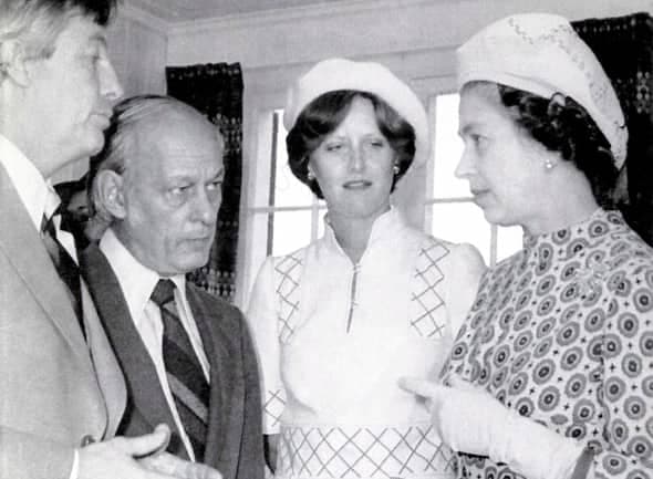 Lors d’une visite au Canada en 1977 à l’occasion de son jubilé d’argent (25e anniversaire de son accession au trône), la reine avait rencontré à Québec les premiers ministres des provinces, dont René Lévesque (deuxième à gauche), chef du Parti Québécois.