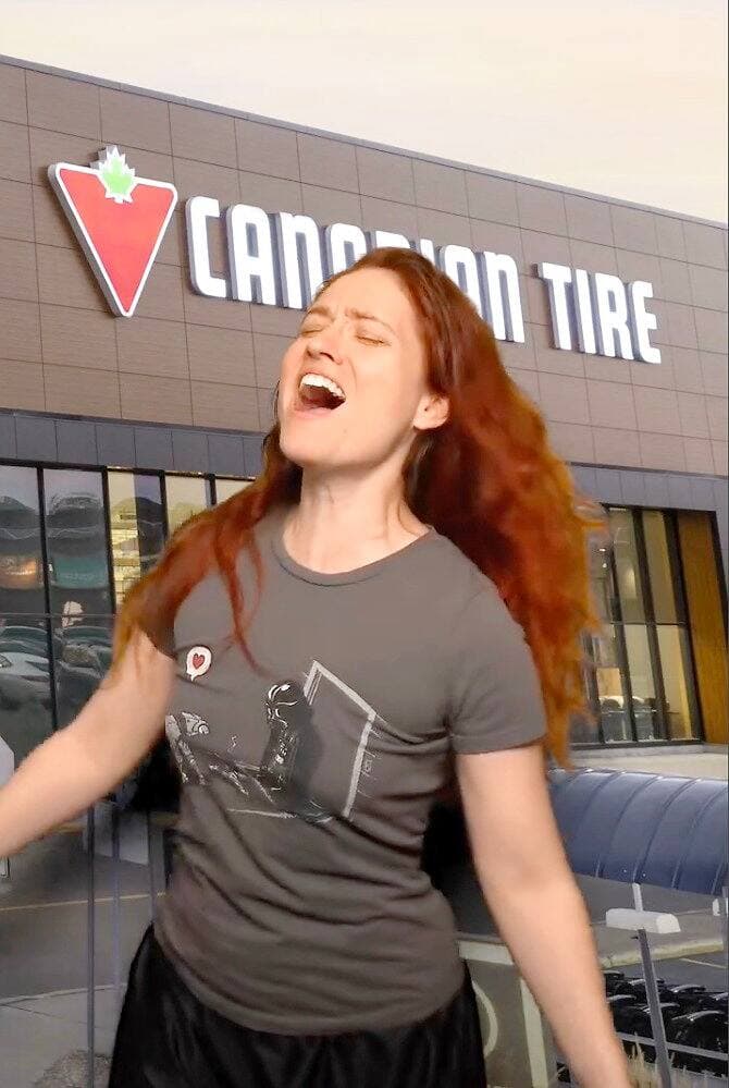 Andy St-Louis s'est amusée à propos des jingles humoristiques à des quincailleries.