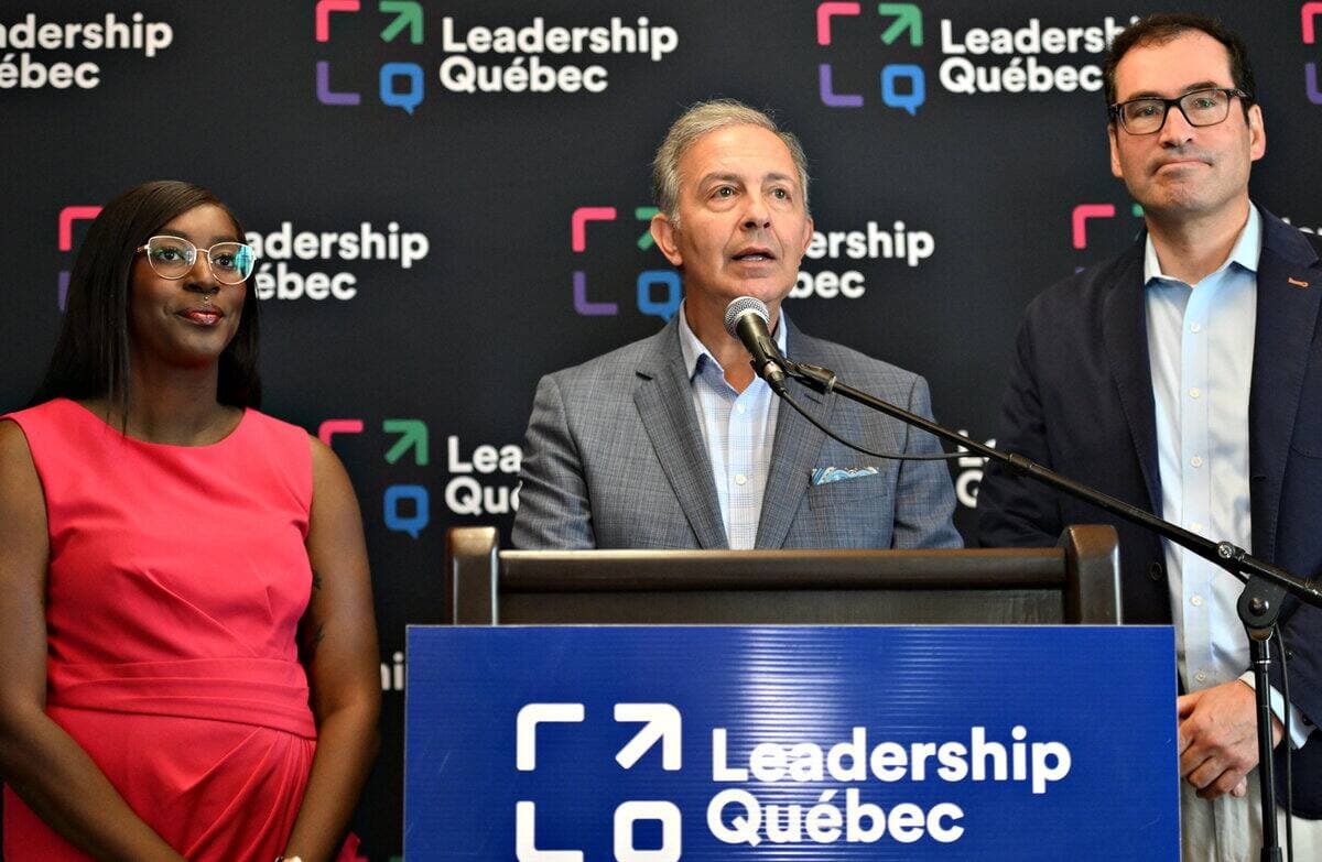Sam Hamad a présenté jeudi au domaine Cataraqui ses deux premiers candidats, Justine Savard et Jean-Stéphane Bernard.