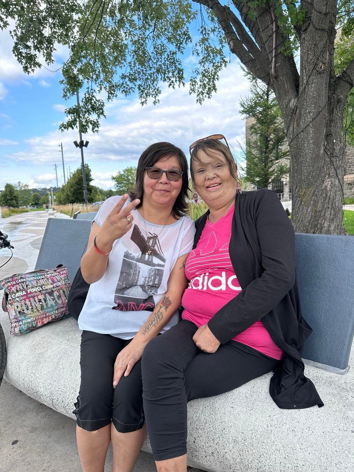 Eloïse Dubé et son amie Ève Chachaï (à droite), décédée à la suite d'une violente agression lundi à l’hôtel Le Montagnais de Chicoutimi.