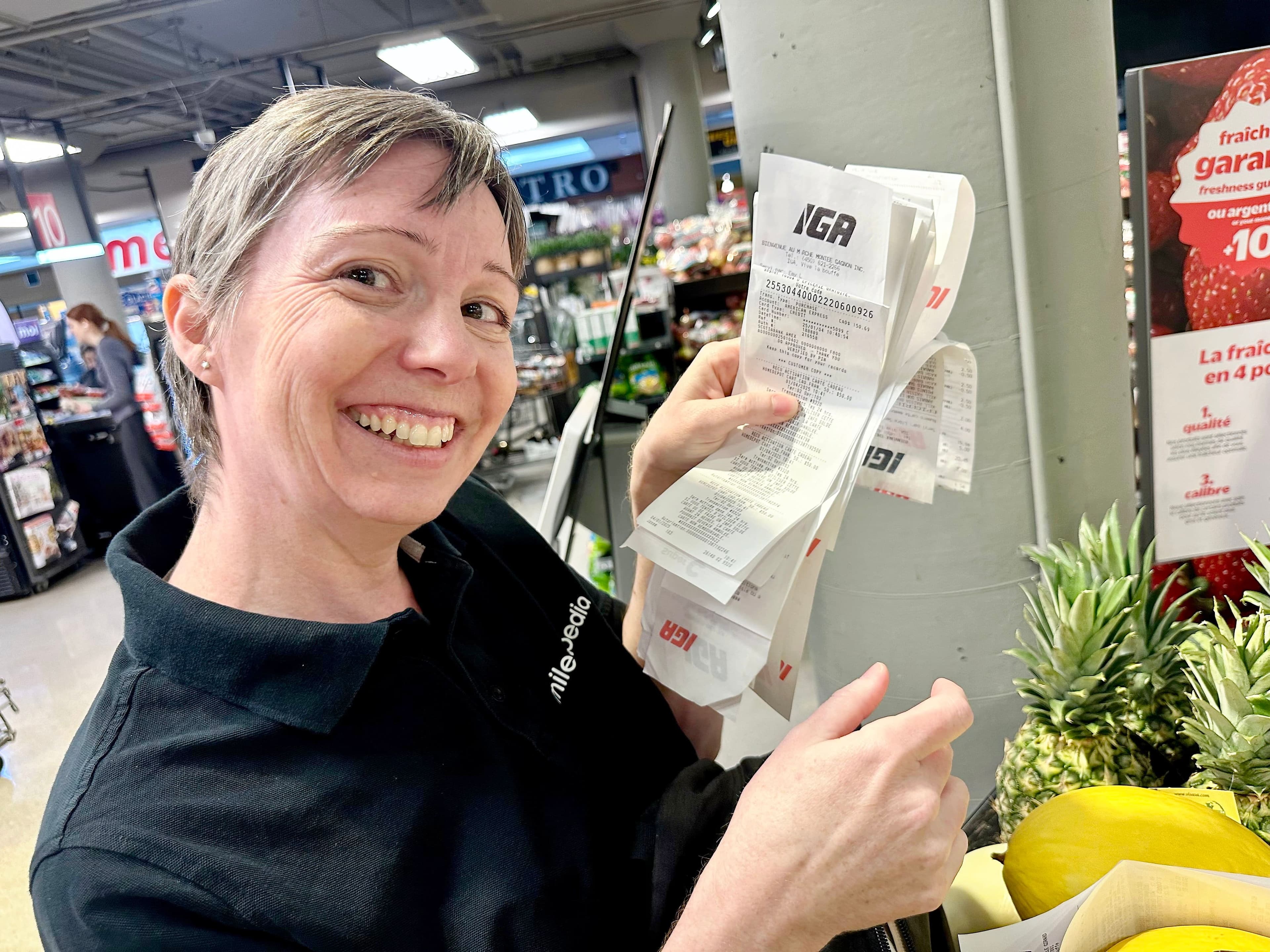 Le pro des bonis, Caroline Tremblay, me montre quelques-unes de ses plus belles factures truffées de rabais et de points bonis.