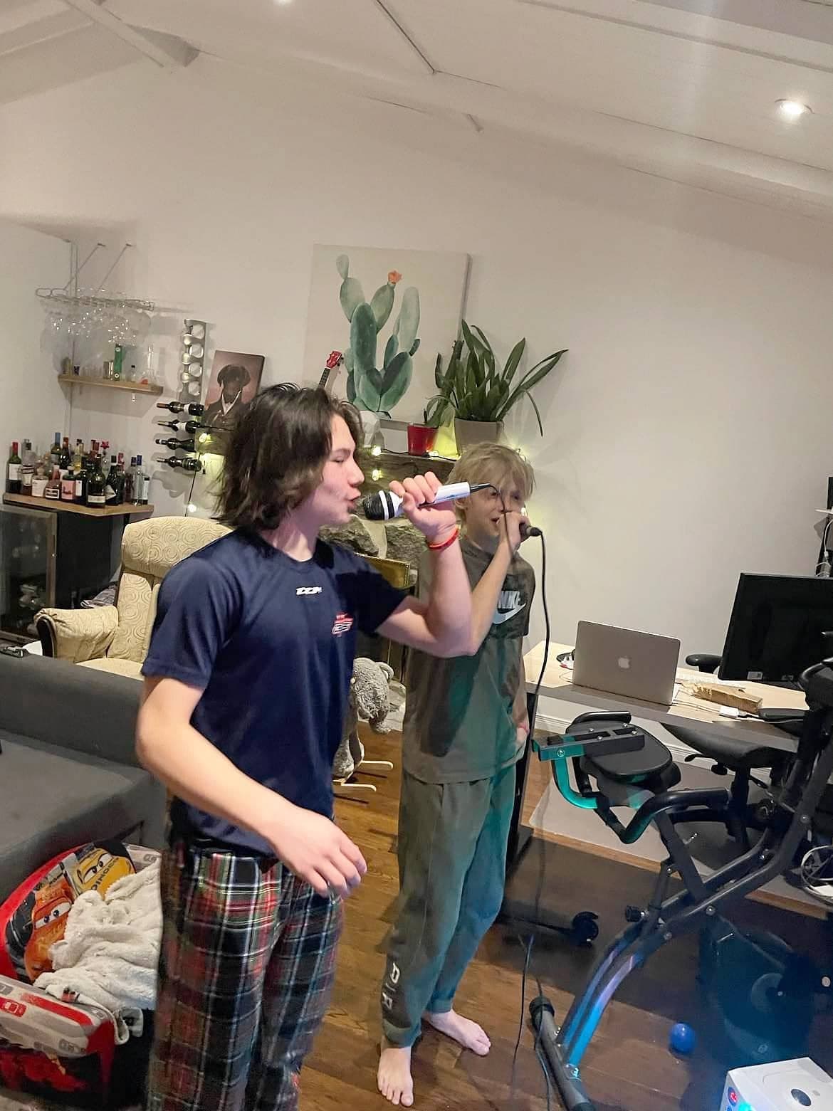 Dernière soirée où nous étions réunis. Senzo (à gauche) et Cole (à droite) ont donné tout un spectacle au Karaoké.