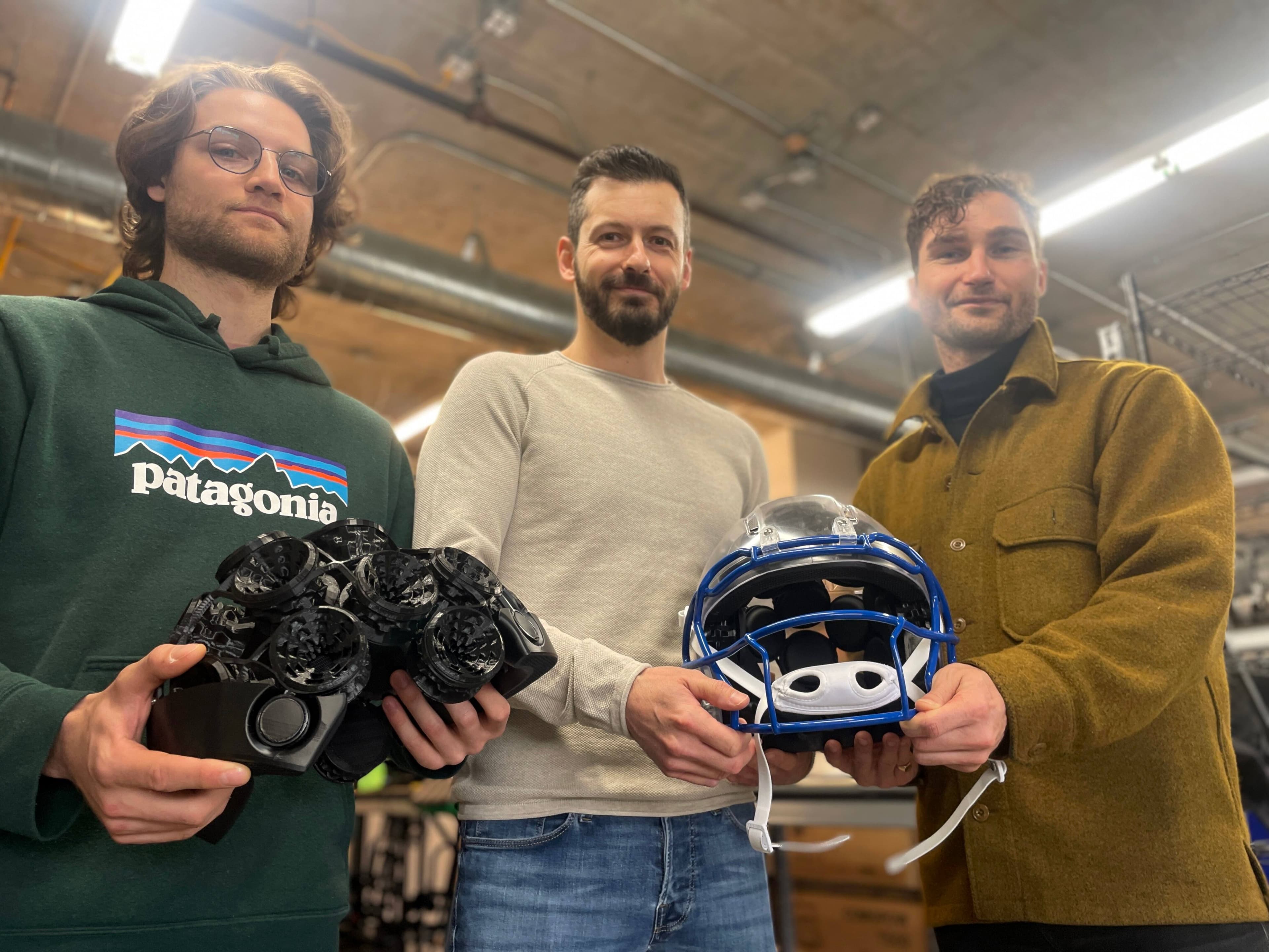 Romain Auméras, coordonnateur de la R&D, Gabriel Boutin, directeur du design, et Franck Le Naveaux, directeur de la recherche à Kollite, une entreprise montréalaise qui fabrique des casques de football.
