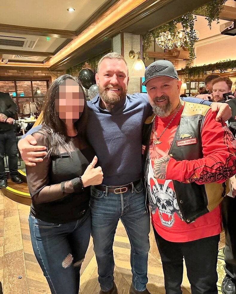 Le combattant d’arts martiaux mixtes Conor McGregor en compagnie du Hells Angels du chapitre de Trois-Rivières Richard Lévesque, à Dublin en Irlande, lors de la réunion des membres des quatre coins du globe la semaine dernière.