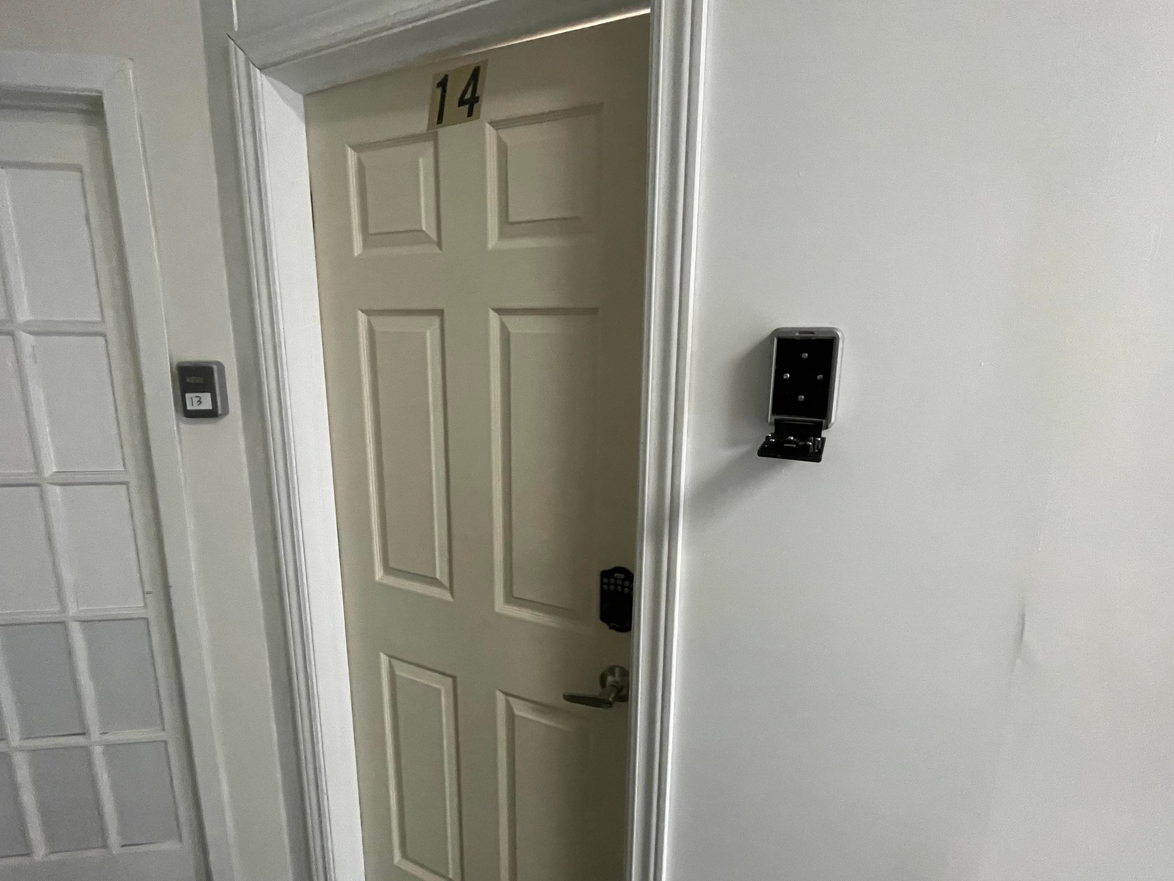 Il n'y avait aucune clé dans le boîtier à cet effet à notre arrivée à la chambre louée sur Airbnb.