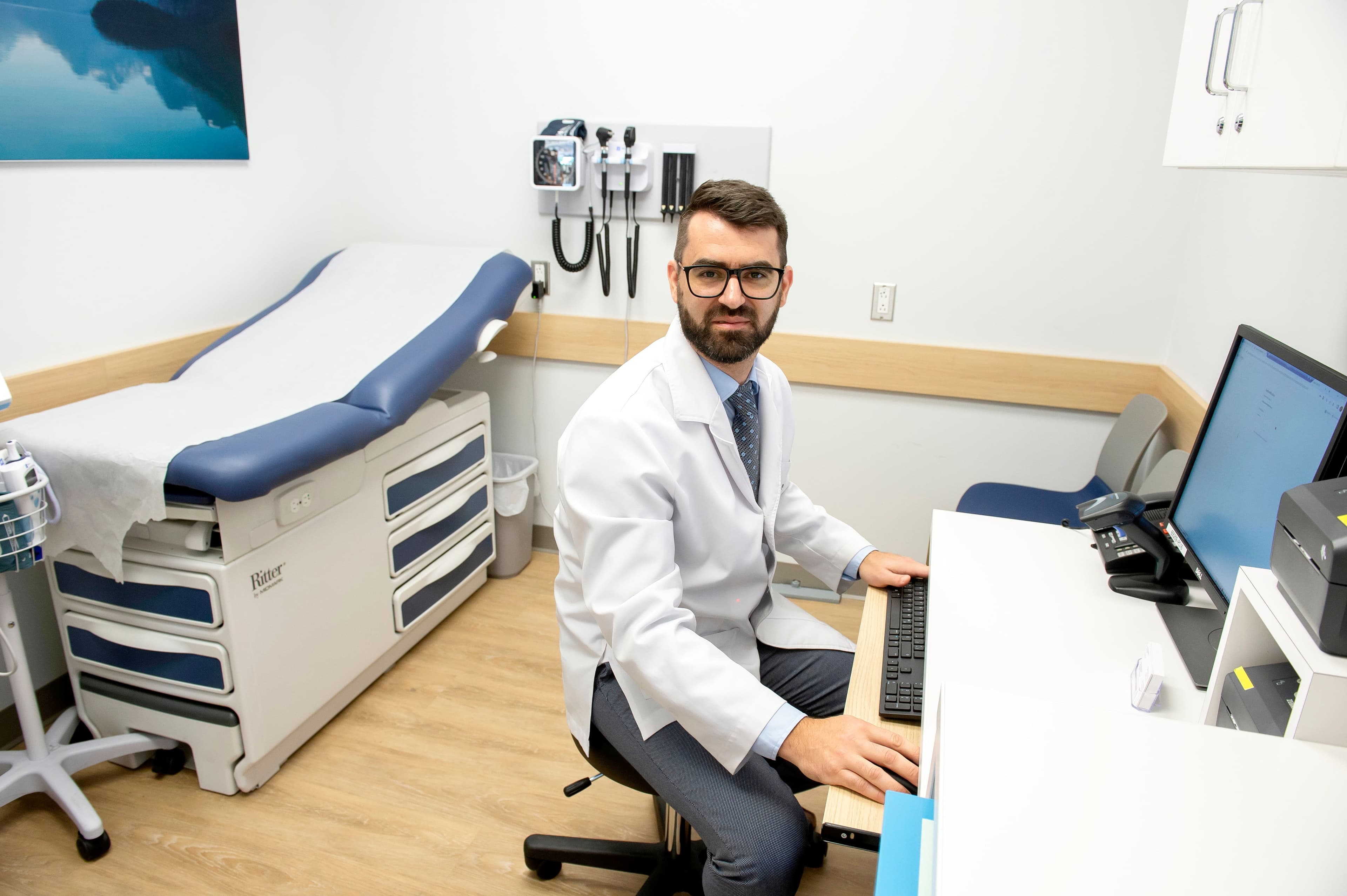 Mathieu Pellerin, pharmacien-propriétaire de Pointe-aux-Trembles, se trouve dans l'une des deux salles de consultations désormais disponibles aux patients de sa pharmacie.