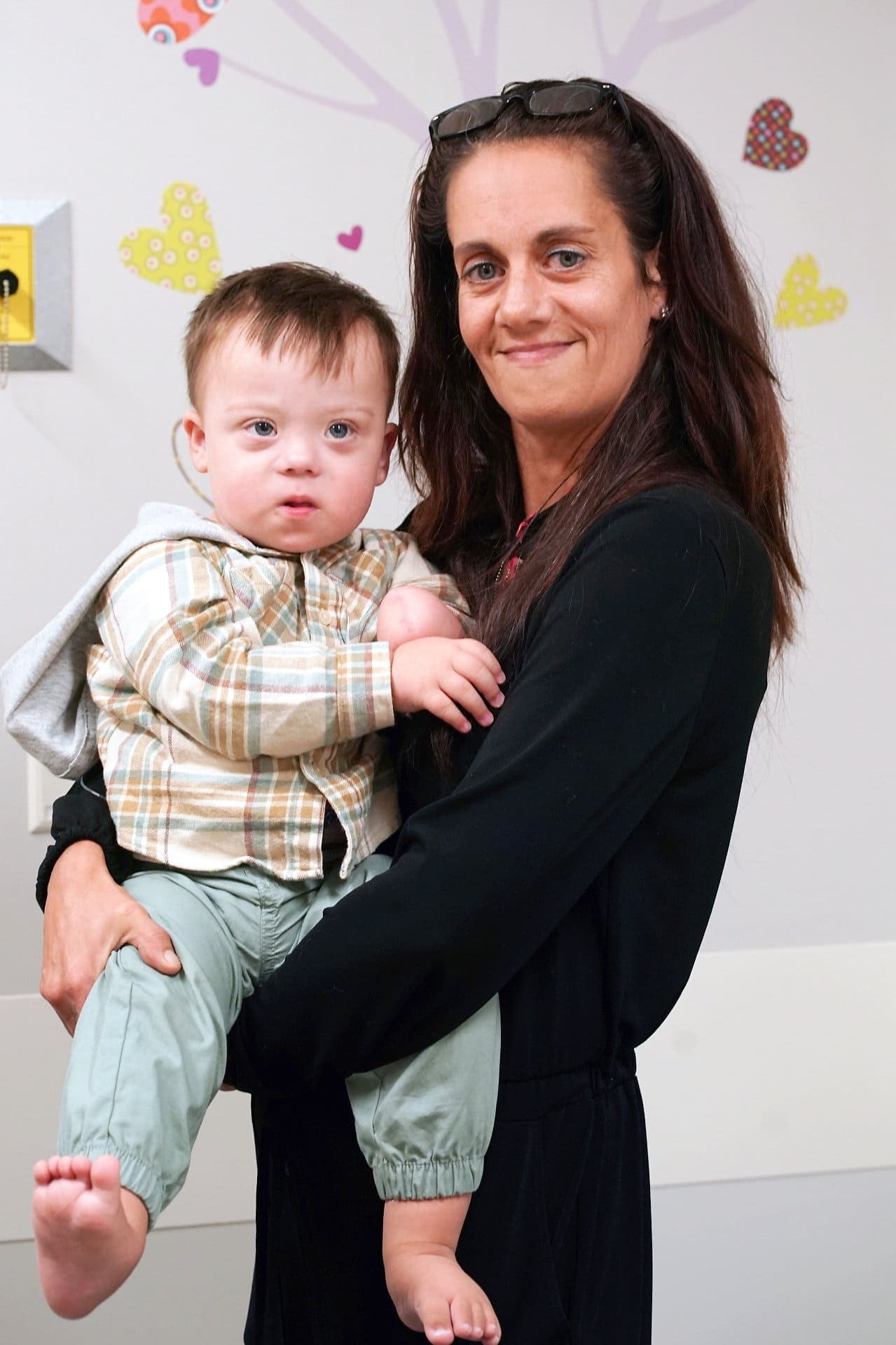 Julie Lefebvre tient son fils Jérémy dans ses bras. Atteint de trisomie 21, son garçon est né prématurément et a dû être amputé de la main gauche à cause du diabète.