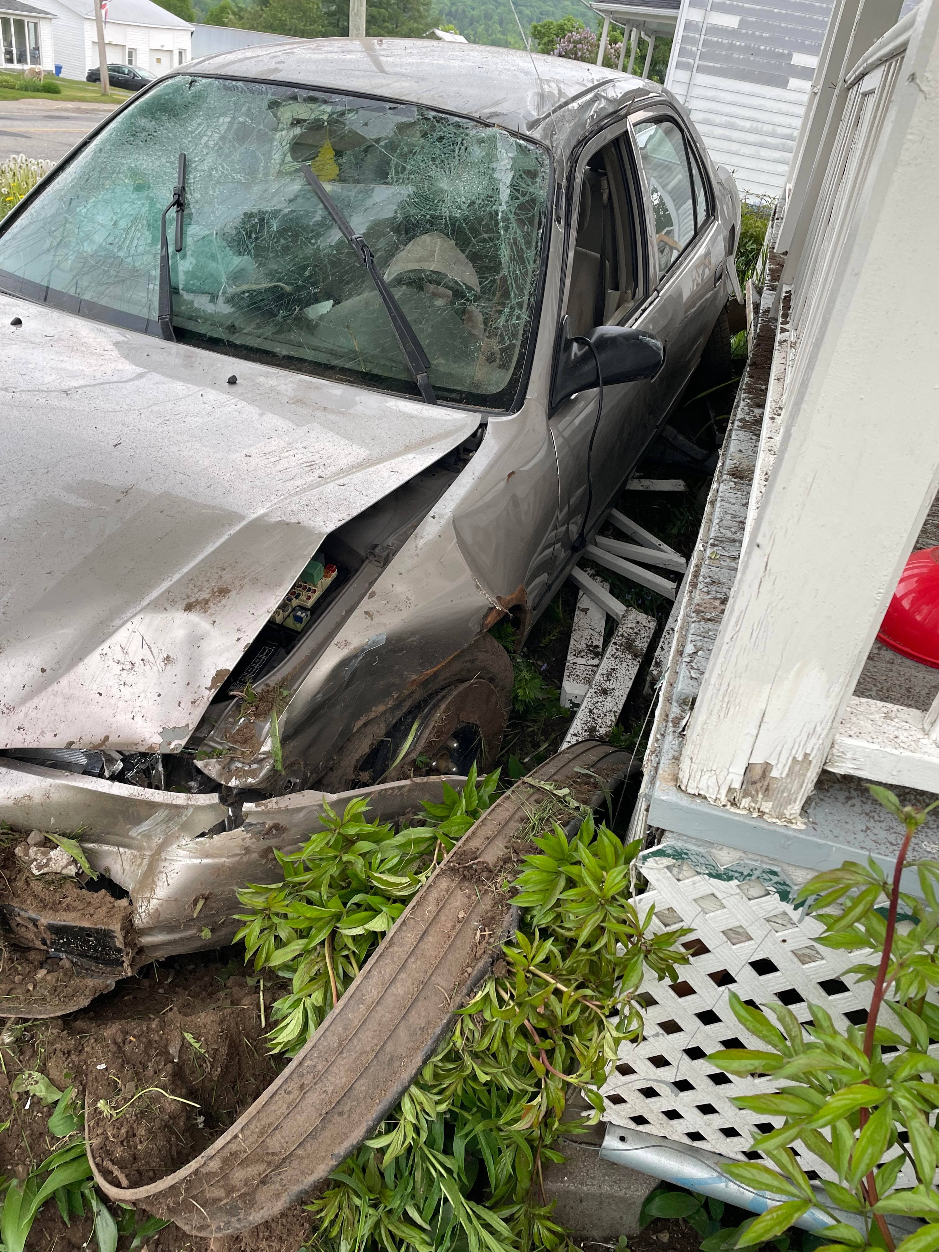 Le véhicule a terminé sa course dans un arbre à quelques mètres de la maison de la voisine de Marilyn Jolin.