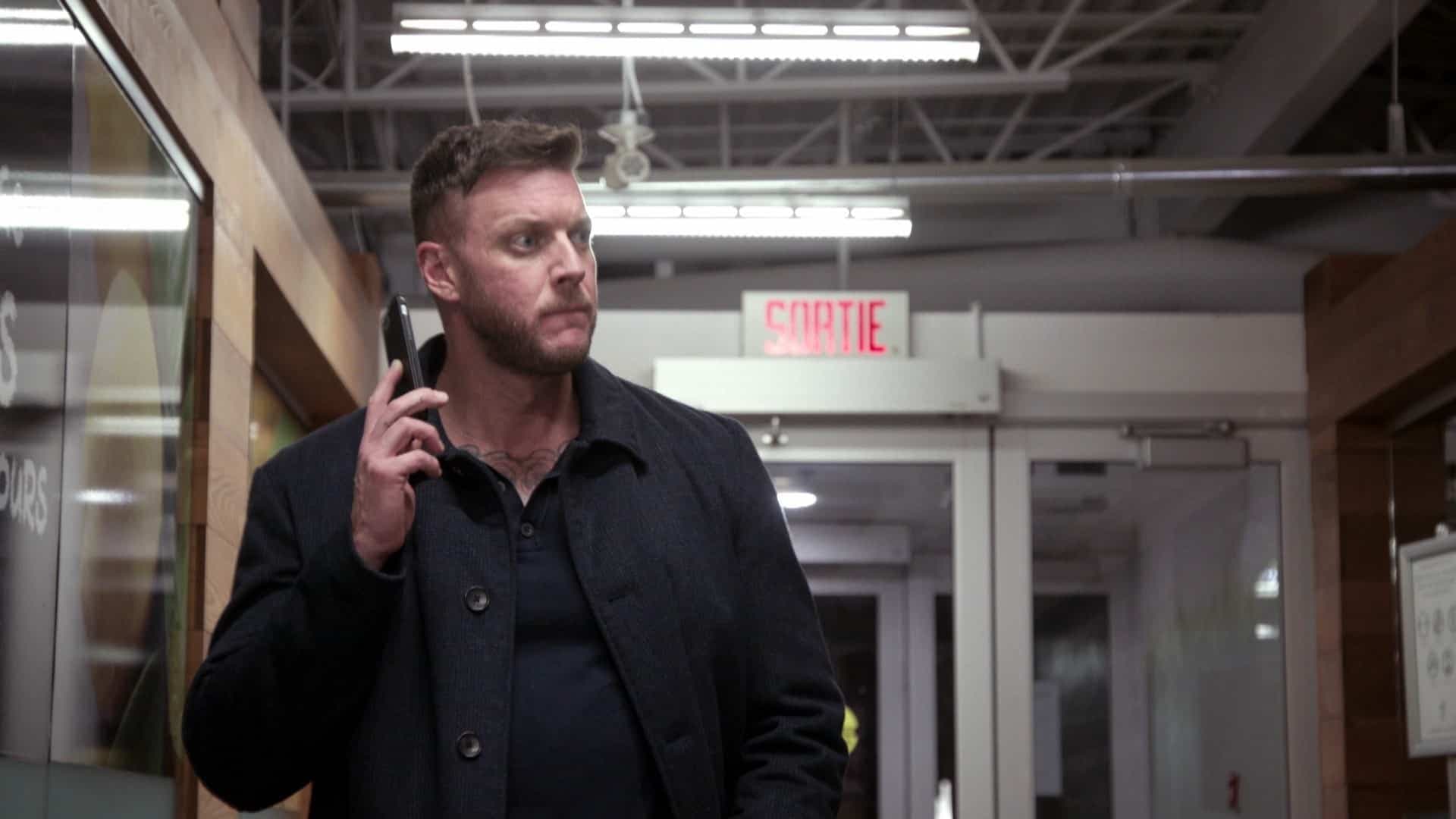 Maxime est pris malgré lui dans la fusillade qui survient au restaurant où un faux policier a fait irruption. Les adeptes de la quotidienne judiciaire de TVA souhaitent qu'il ne soit pas grièvement blessé.