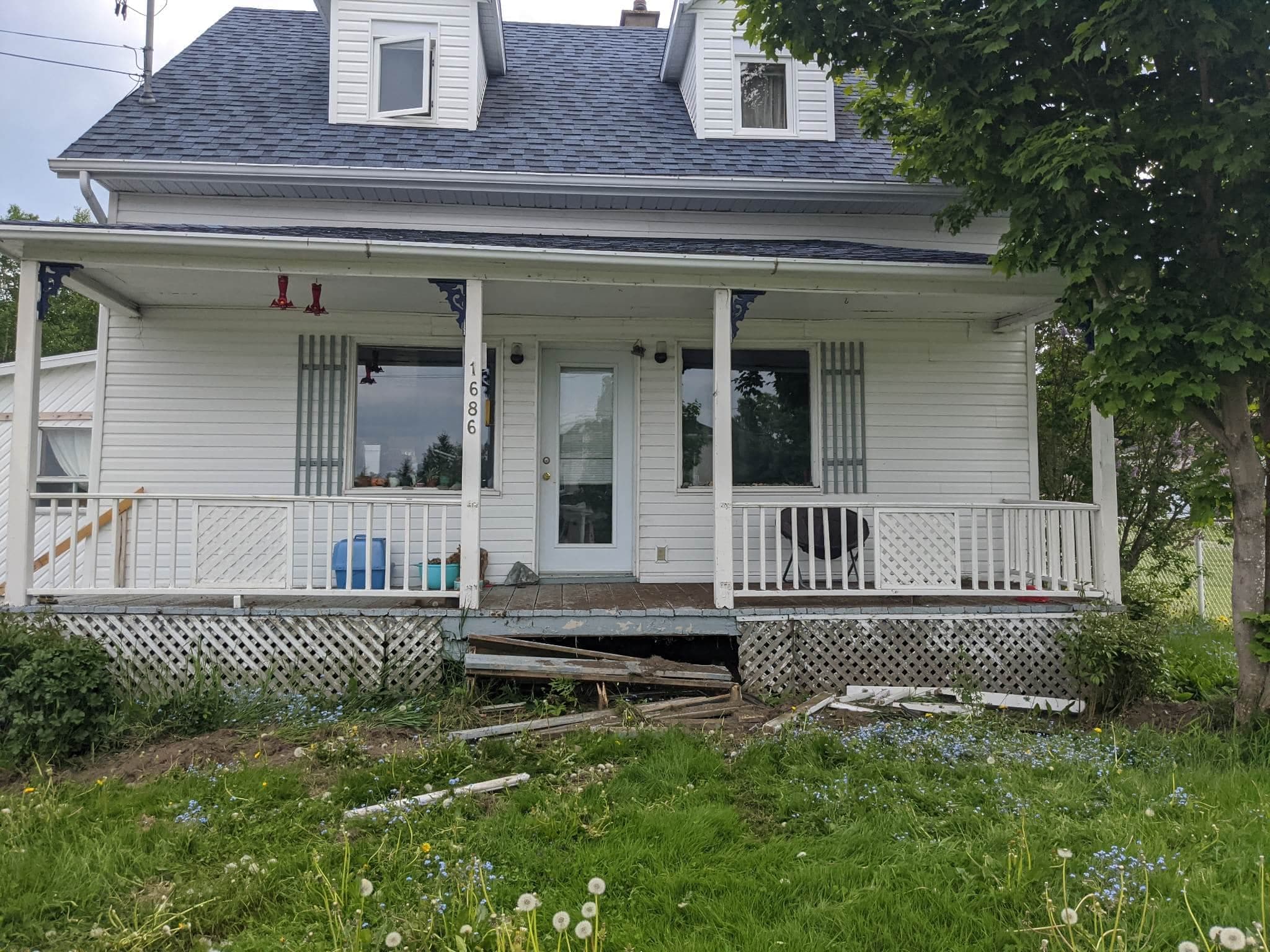 L'escalier menant à la porte d'entrée de la maison de Fanny Bourgeois a été complètement détruit par le chauffard.