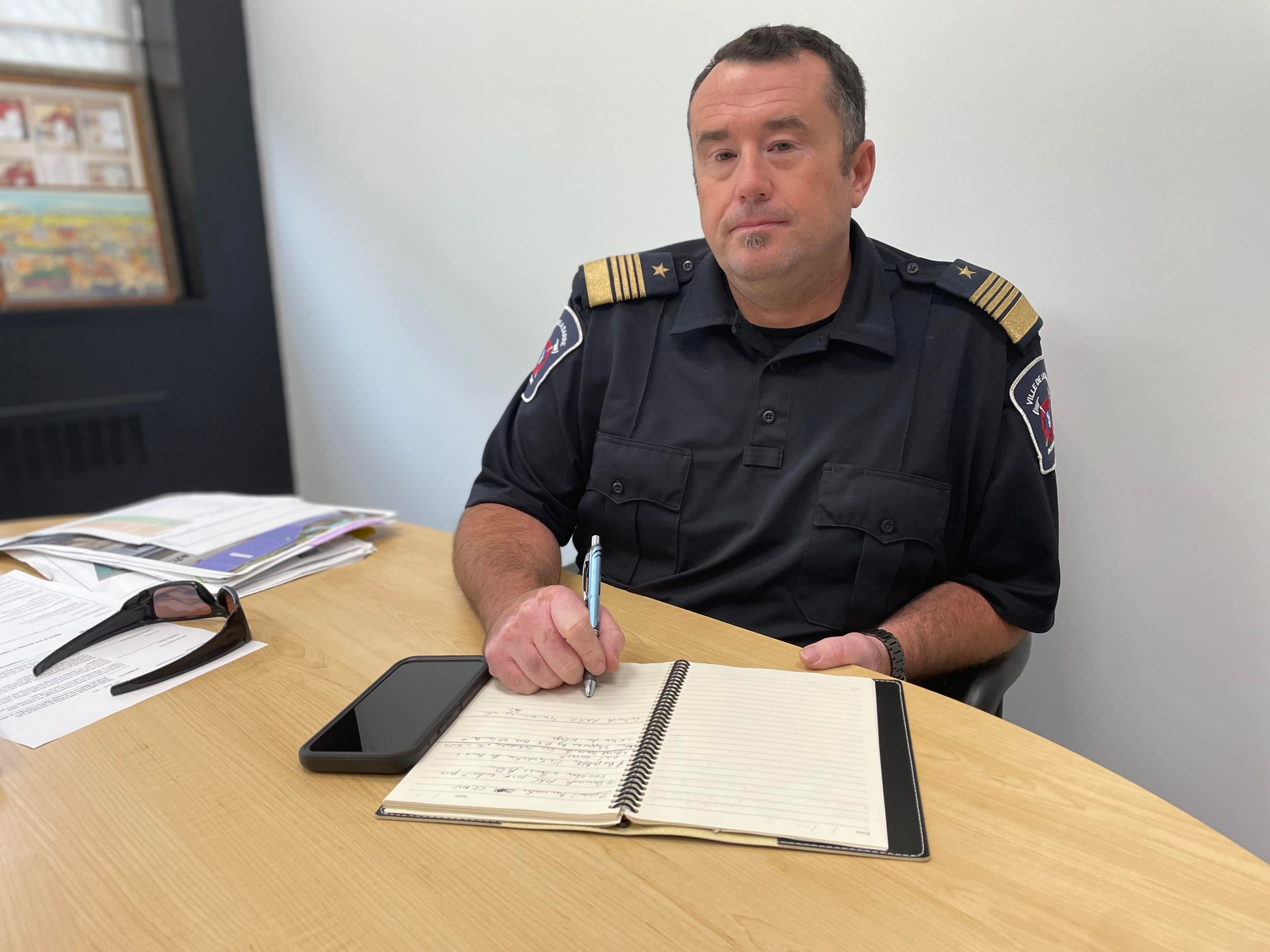 Luc Goudreau, directeur de la prévention des incendies et de la sécurité civile à La Sarre, dans son bureau où il gère toute cette crise.