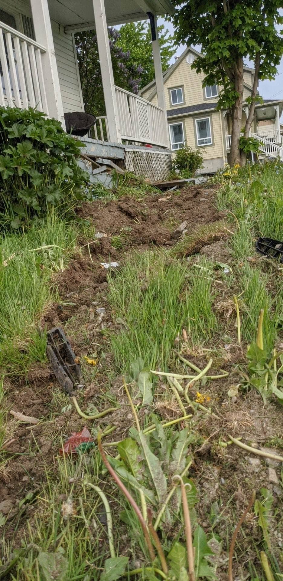 L'automobile qui fonçait à vive allure a tout saccagé sur son passage.
