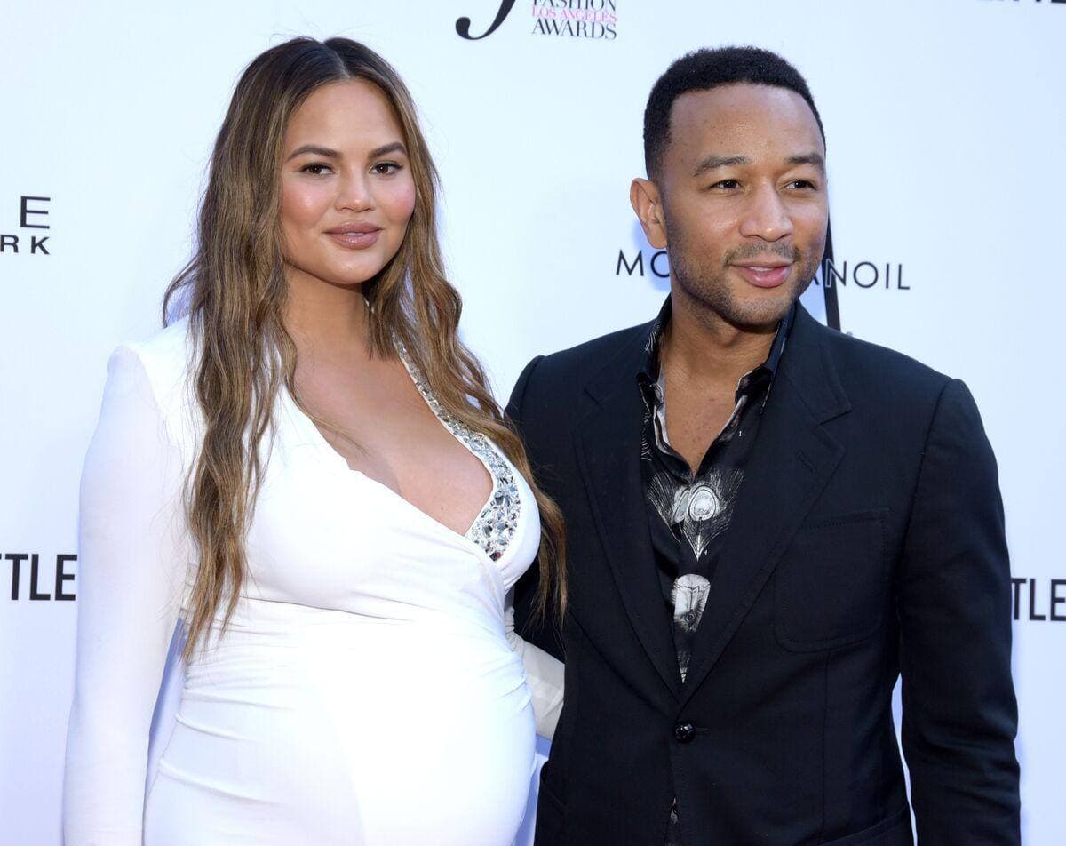 Chrissy Teigen en 2018, alors qu'elle était enceinte de son deuxième enfant, et John Legend.