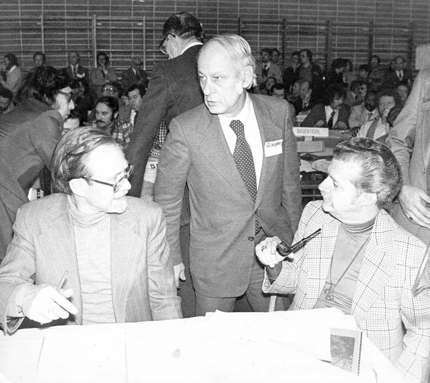 En 1963, Jacques-Yvan Morin,
à gauche, signe un article
dans la Revue de droit de
McGill où il plaide en faveur
de l’adoption d’une charte
québécoise consacrant les
droits fondamentaux.
On le voit ici aux côtés de René
Lévesque et de Marcel Léger.