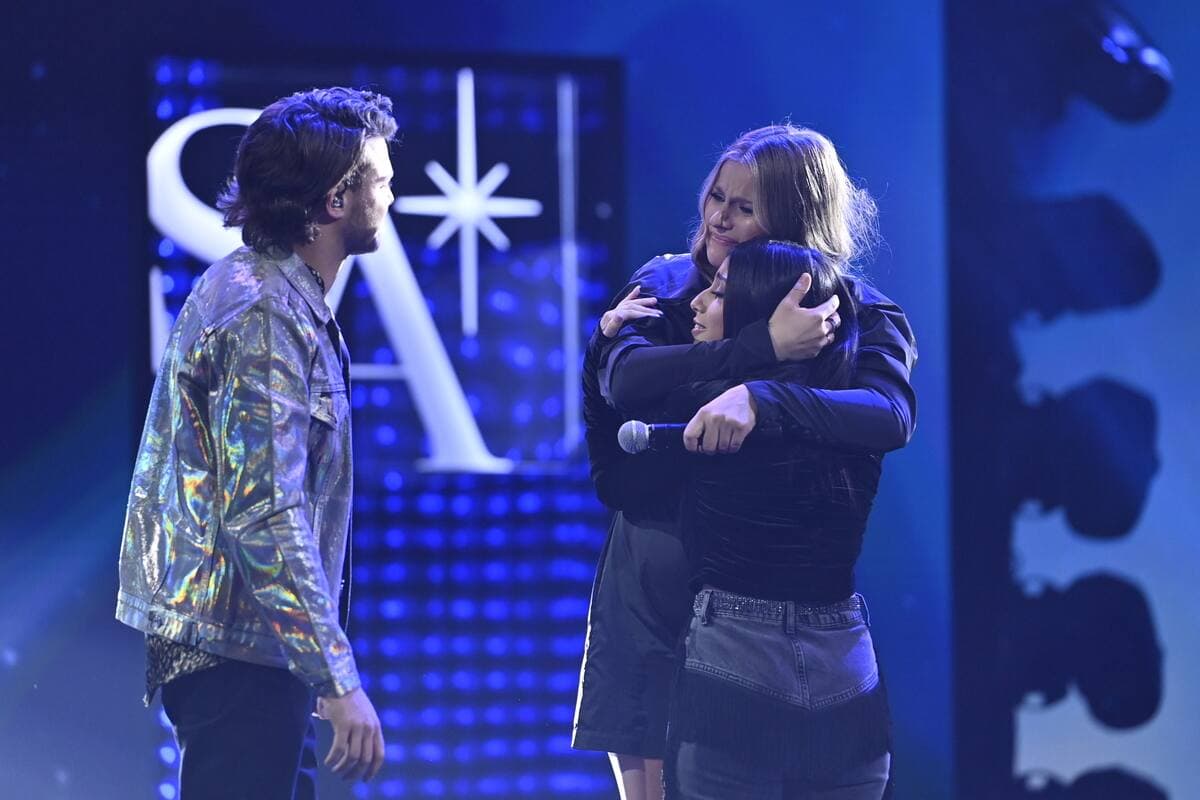 Le deuxième variété de Star Académie 2022, présenté sur les ondes de TVA, en direct des studios MELS, à Saint-Hubert, le dimanche 6 février 2022. SUR LA PHOTO: Sandrine Hébert apprend qu’elle est protégée du public, devant Gaelle Khoueiry-Jaber et Jérémy Plante. JOEL LEMAY/AGENCE QMI