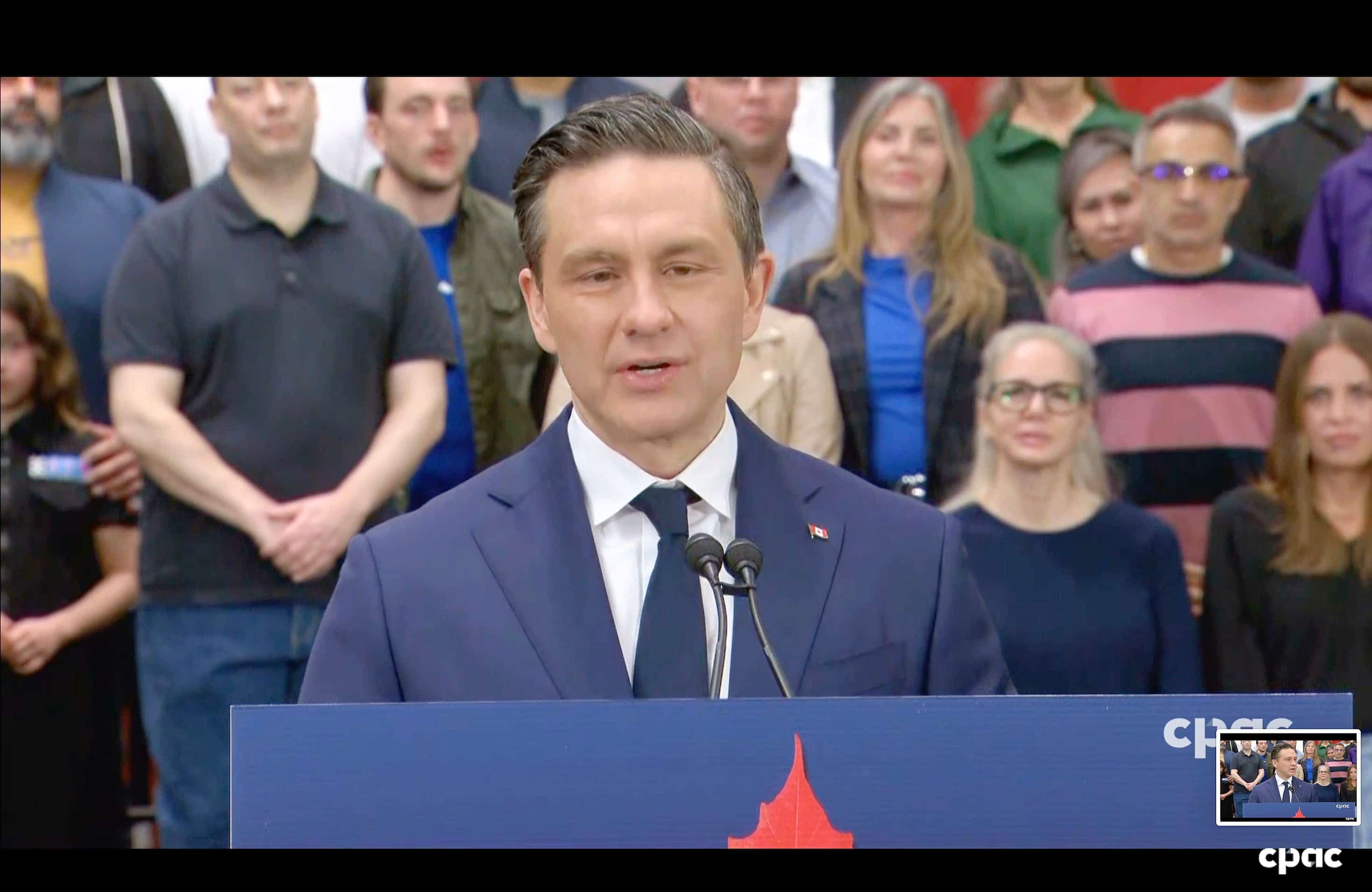 Pierre Poilievre en point de presse à New Westminster, en Colombie-Britannique.