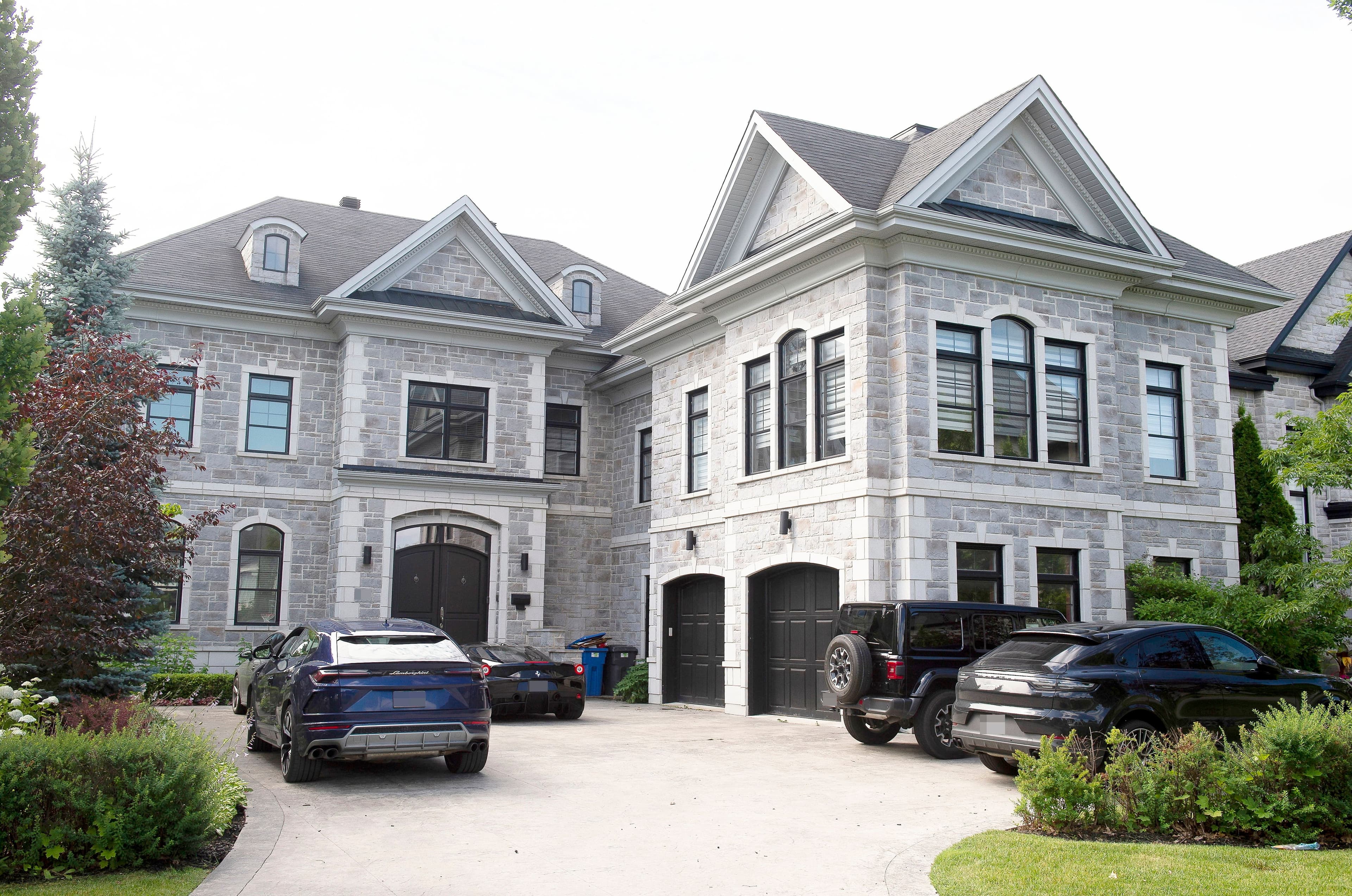 Une fiducie utilisée notamment dans le cadre d'un projet de construction de cette maison à Sainte-Dorothée aurait causé des ennuis fiscaux à la Dre Isabelle Bessette.