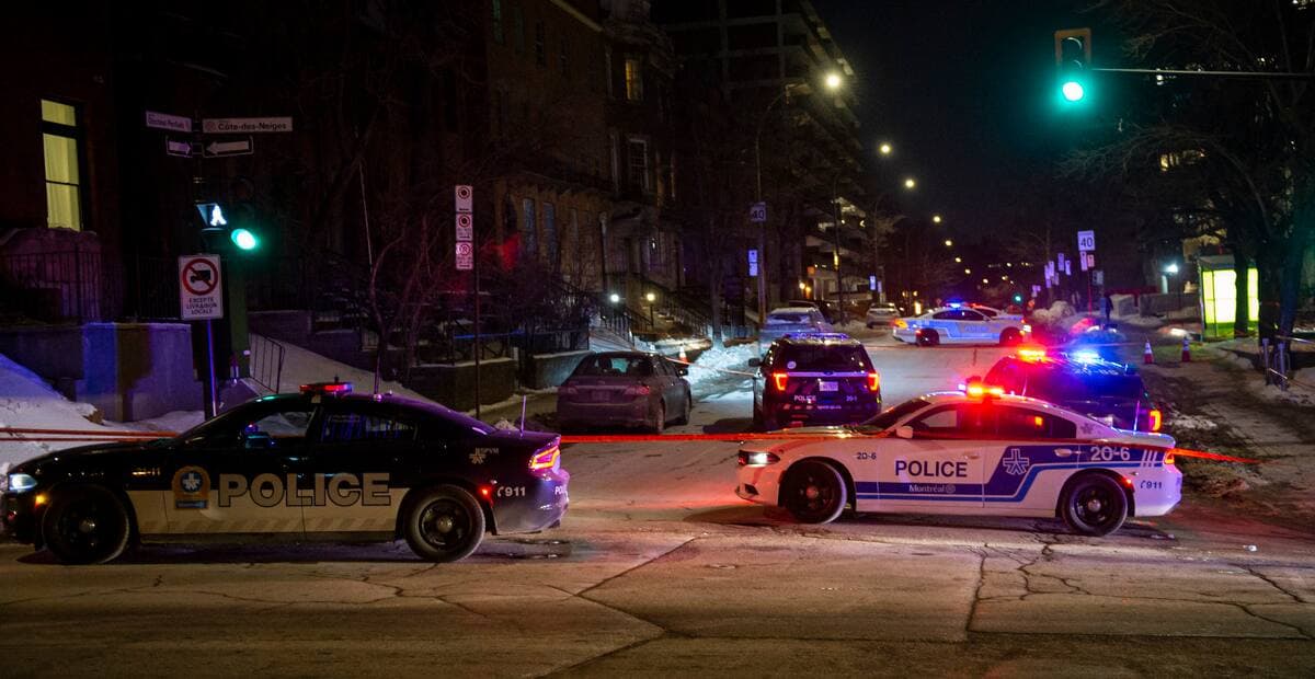 La police a établi un périmètre de sécurité à l’intersection du chemin de la Côte-des-Neiges et de l’avenue du Docteur-Penfield, samedi soir, après avoir trouvé le jeune blessé.