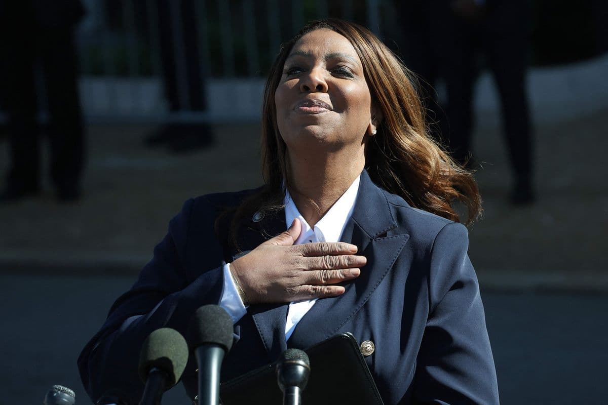 La procureure générale de l'État de New York, Letitia James, s'exprime devant le tribunal fédéral Walter E. Hoffman après une audience de mise en accusation, le 24 octobre 2025 à Norfolk, en Virginie. Mme James a plaidé non coupable de deux chefs d'accusation liés à des déclarations qu'elle aurait faites au sujet d'une résidence secondaire achetée en 2020.