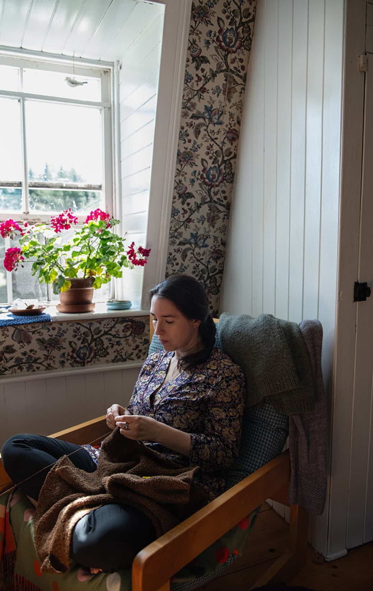 Perrine Leblanc tricote des châles et des histoires... elle parle de cet art textile dans le collectif Tricoteuses et dentellières, publié chez Marchand de feuilles.