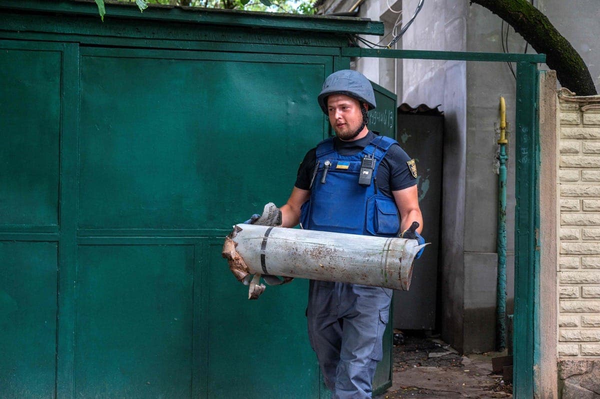 Un démineur ukrainien transportant un obus russe près de la ville de Kharkiv.