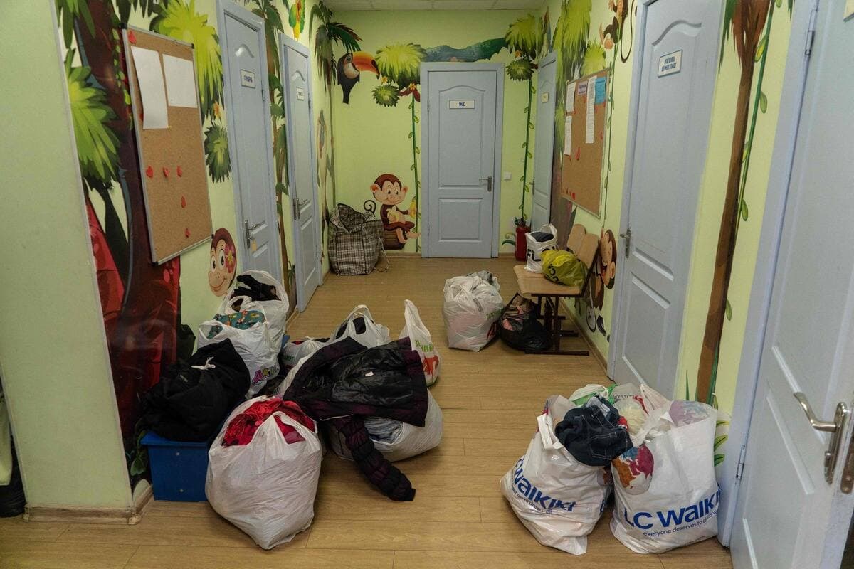 Des gens donnent des vêtements pour les citoyens qui fuient les combats et qui se réfugient dans une garderie de la Ville de Dinpro.