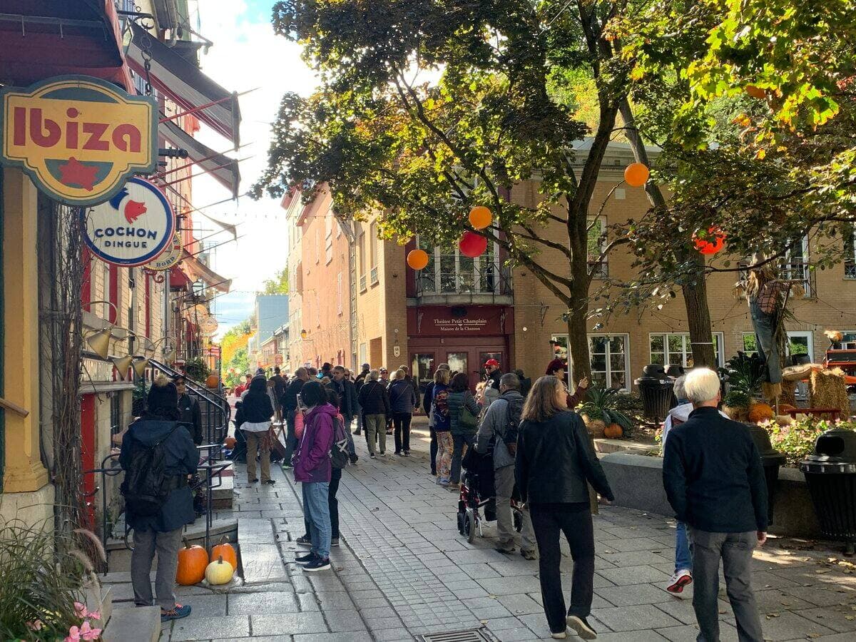 Le quartier Petit Champlain était particulièrement achalandé en journée avec l’arrivée d’une dizaine de milliers de touristes provenant de six navires.