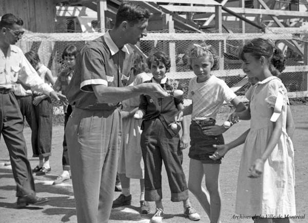 Des enfants participant à une course à l'oeuf dans la cuillère, en 1953.