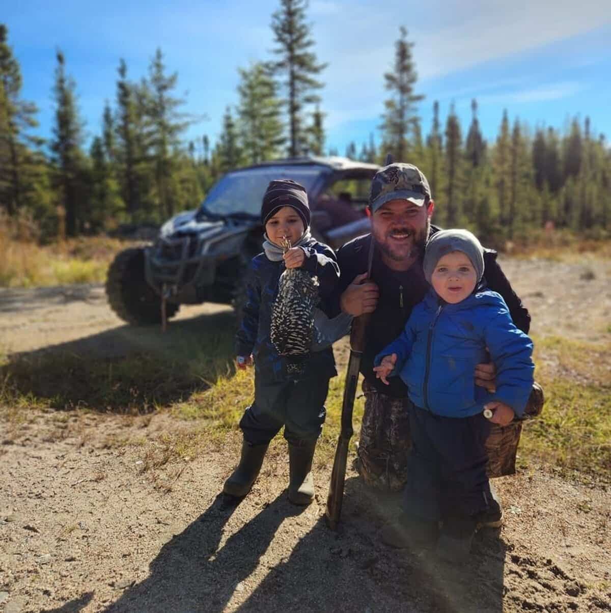 Jean-Claude Paquet, ici avec ses fils Léo, 5 ans et Charles, 3 ans